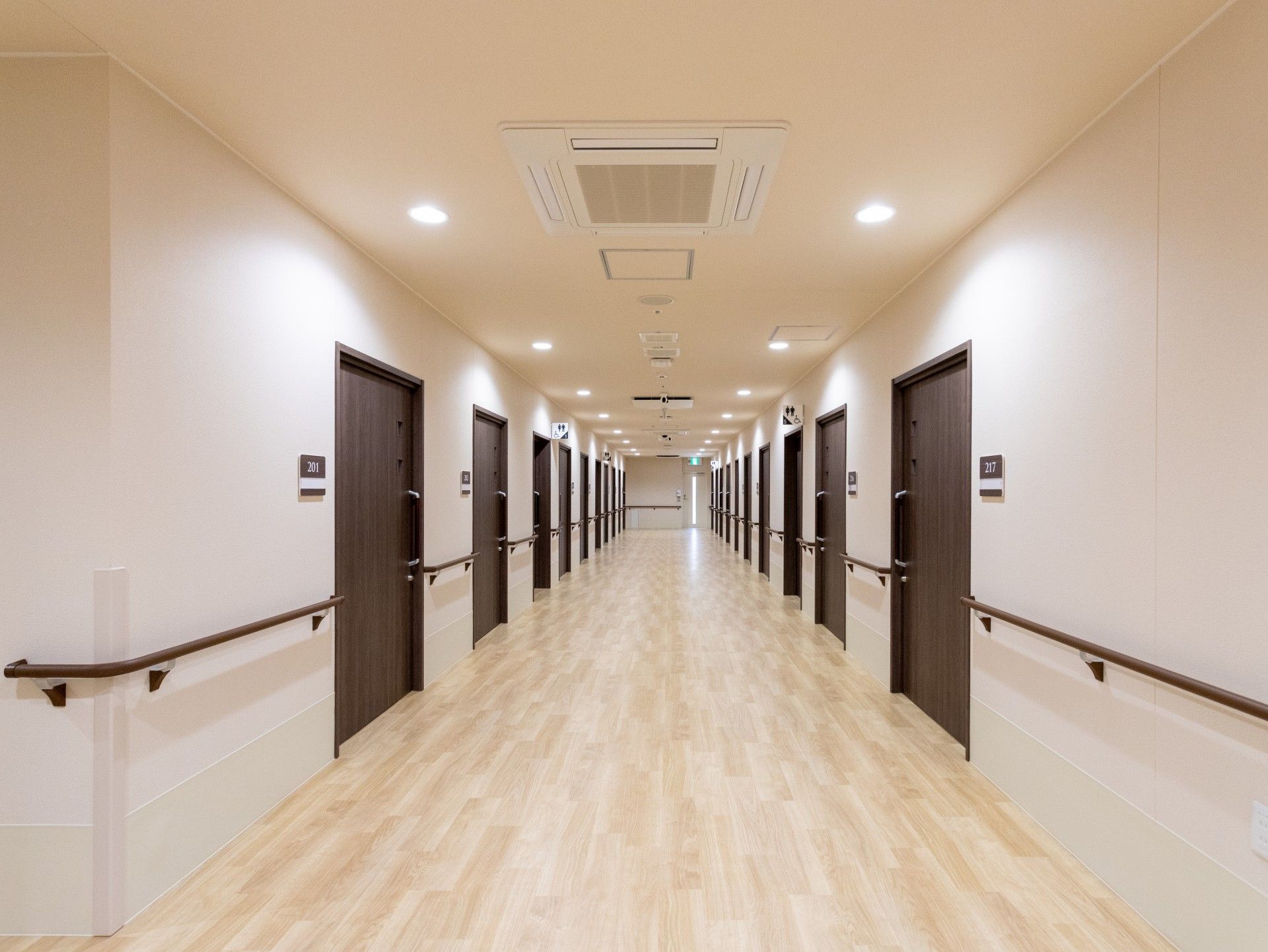 手すり付きの長い廊下