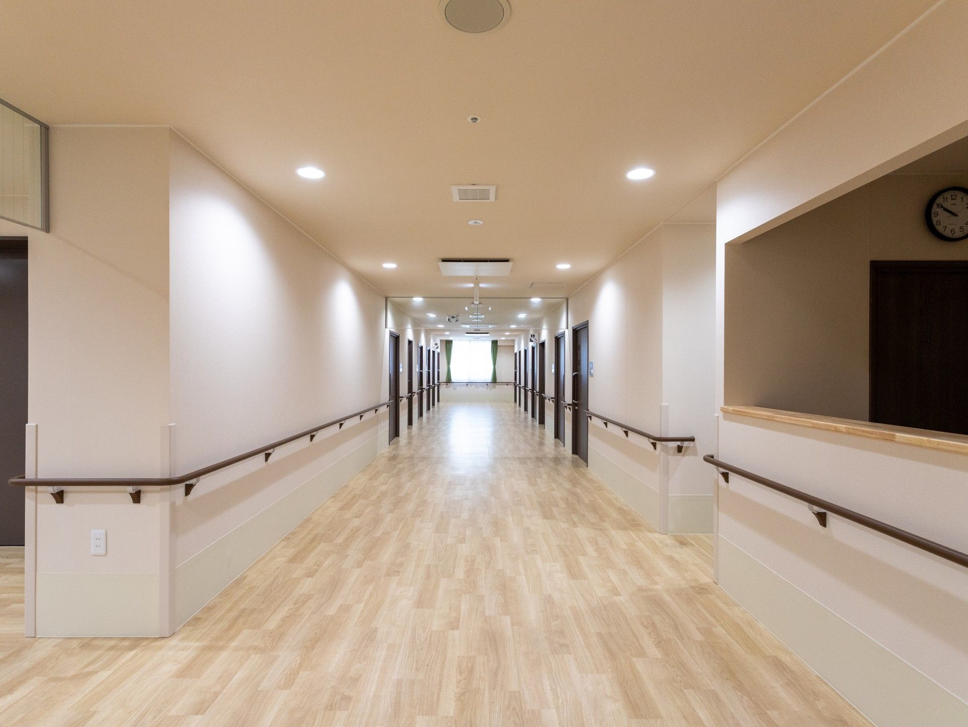 手すり付きの長い廊下