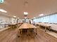 広々とした明るい共有スペース