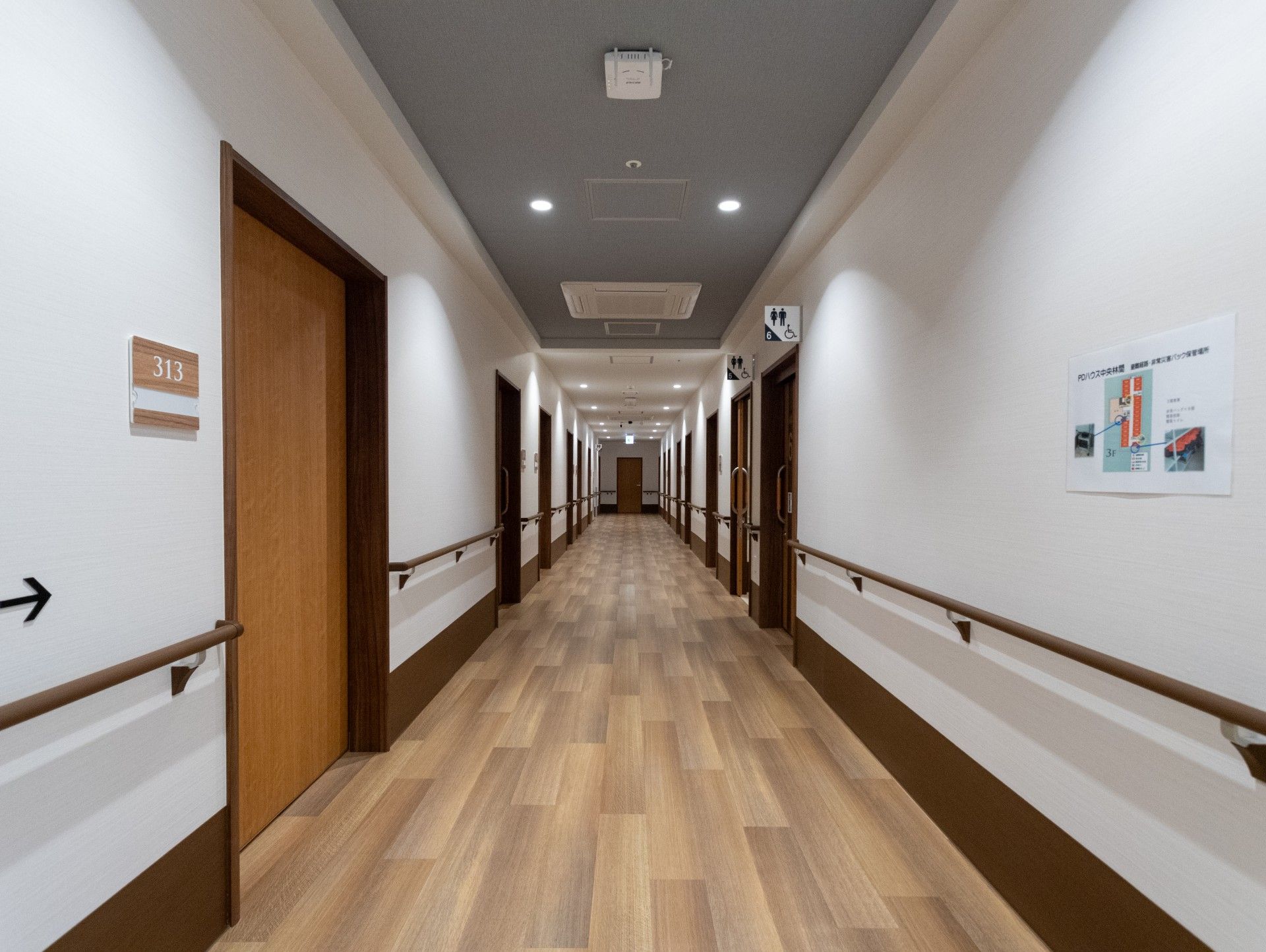 手すり付きの長い廊下