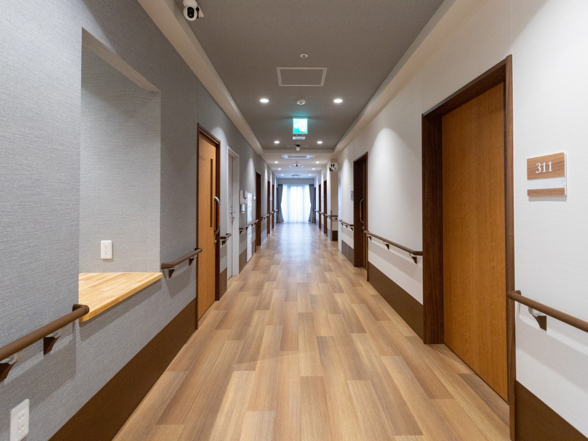 安全な手すり付き廊下
