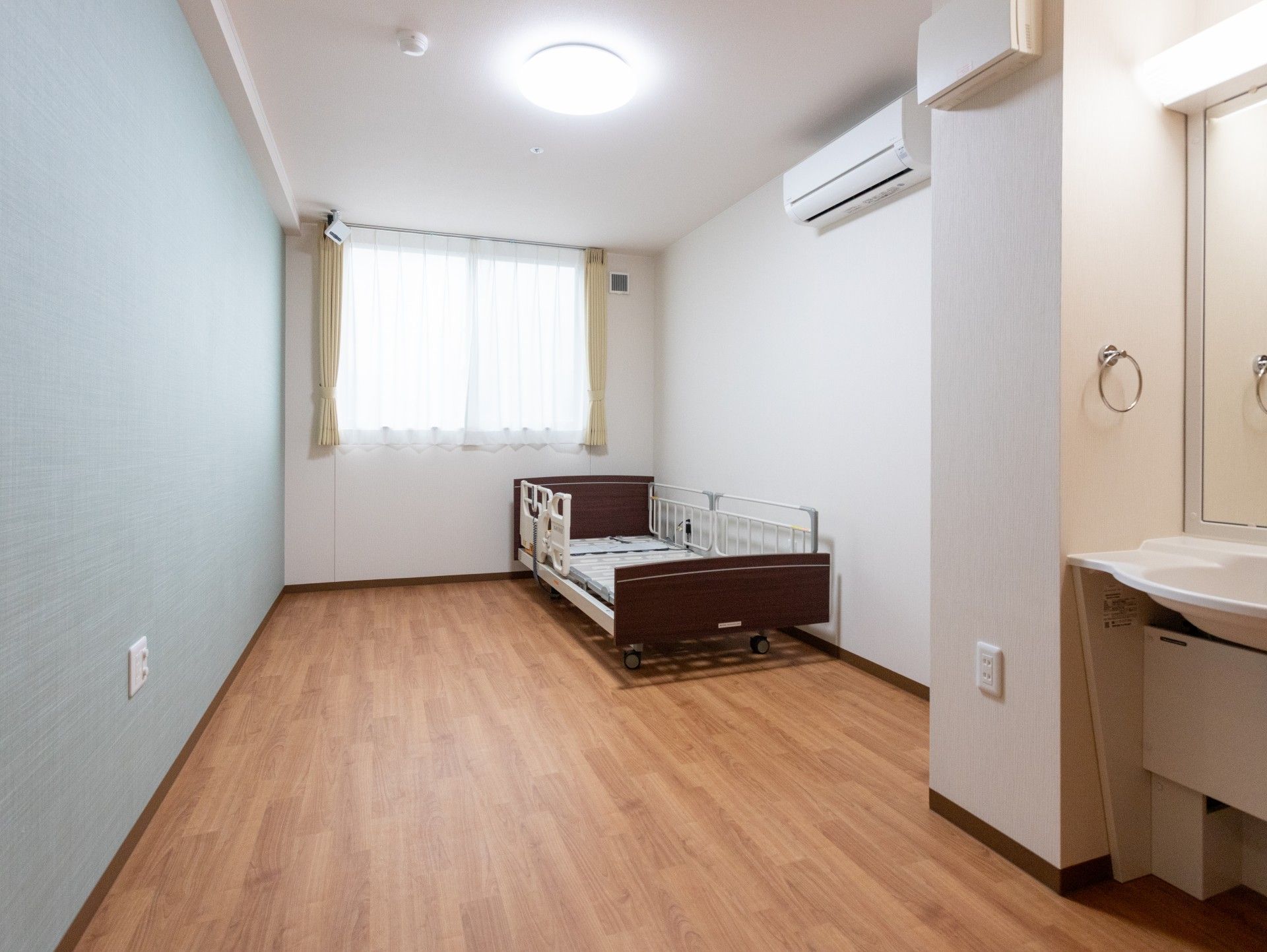 シンプルな個室の様子