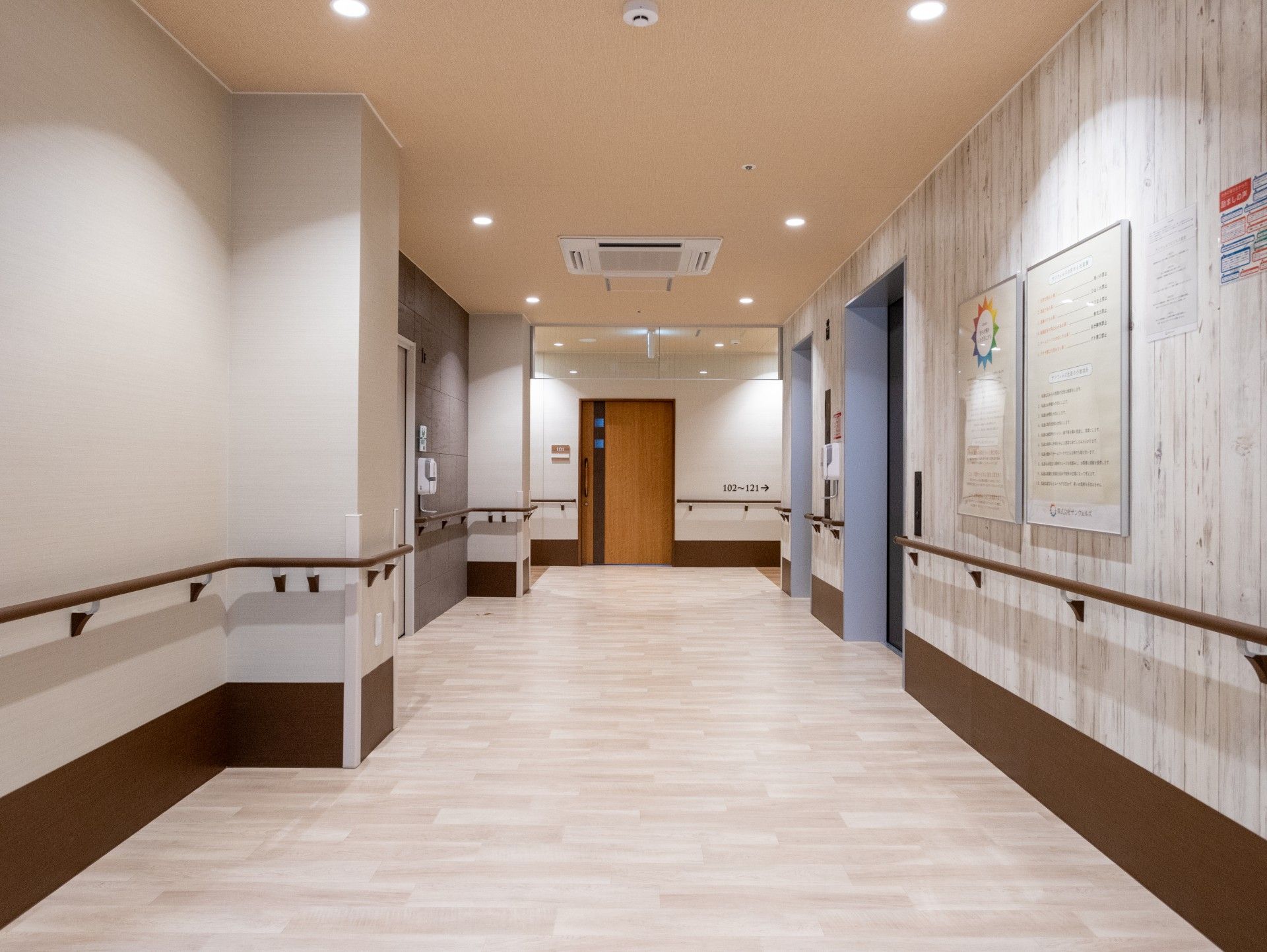 手すり付きの廊下