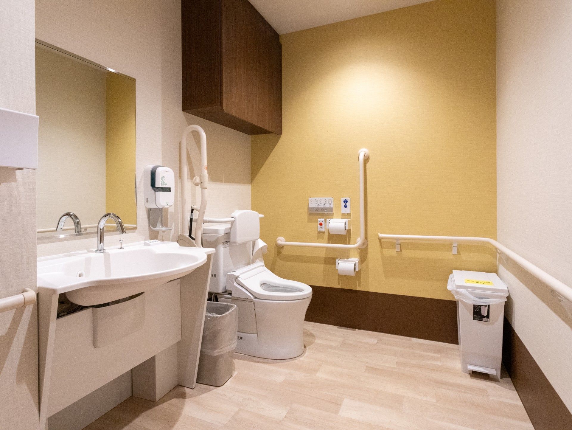 手すり付きのトイレ