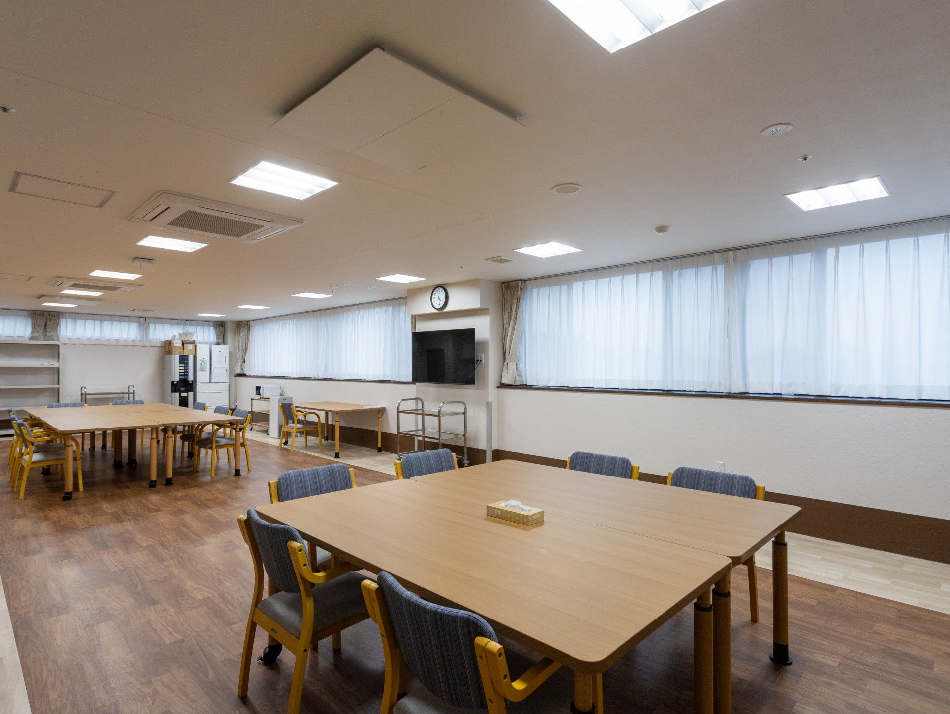 広いテーブルのある部屋