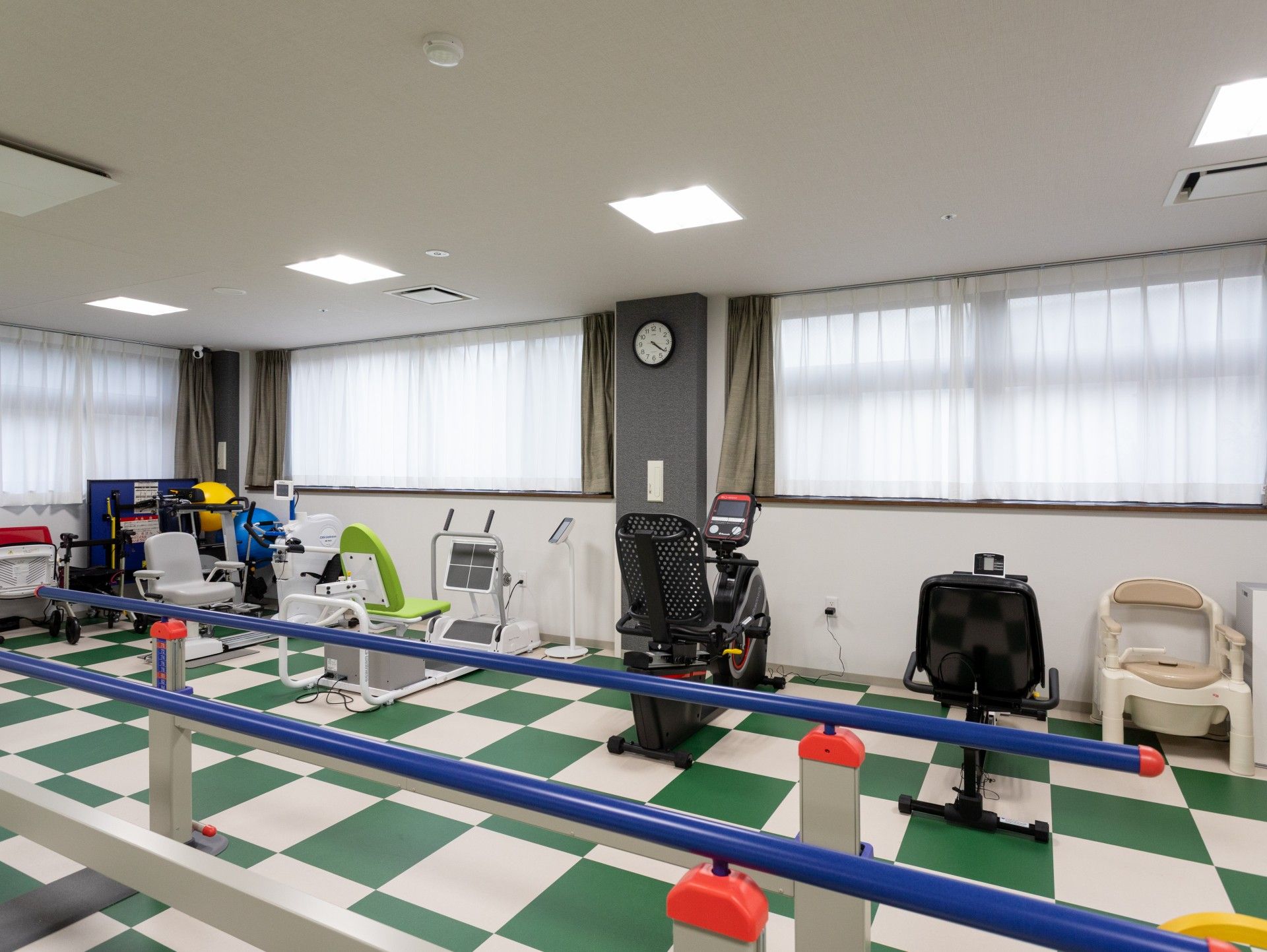 運動器具が並ぶ部屋