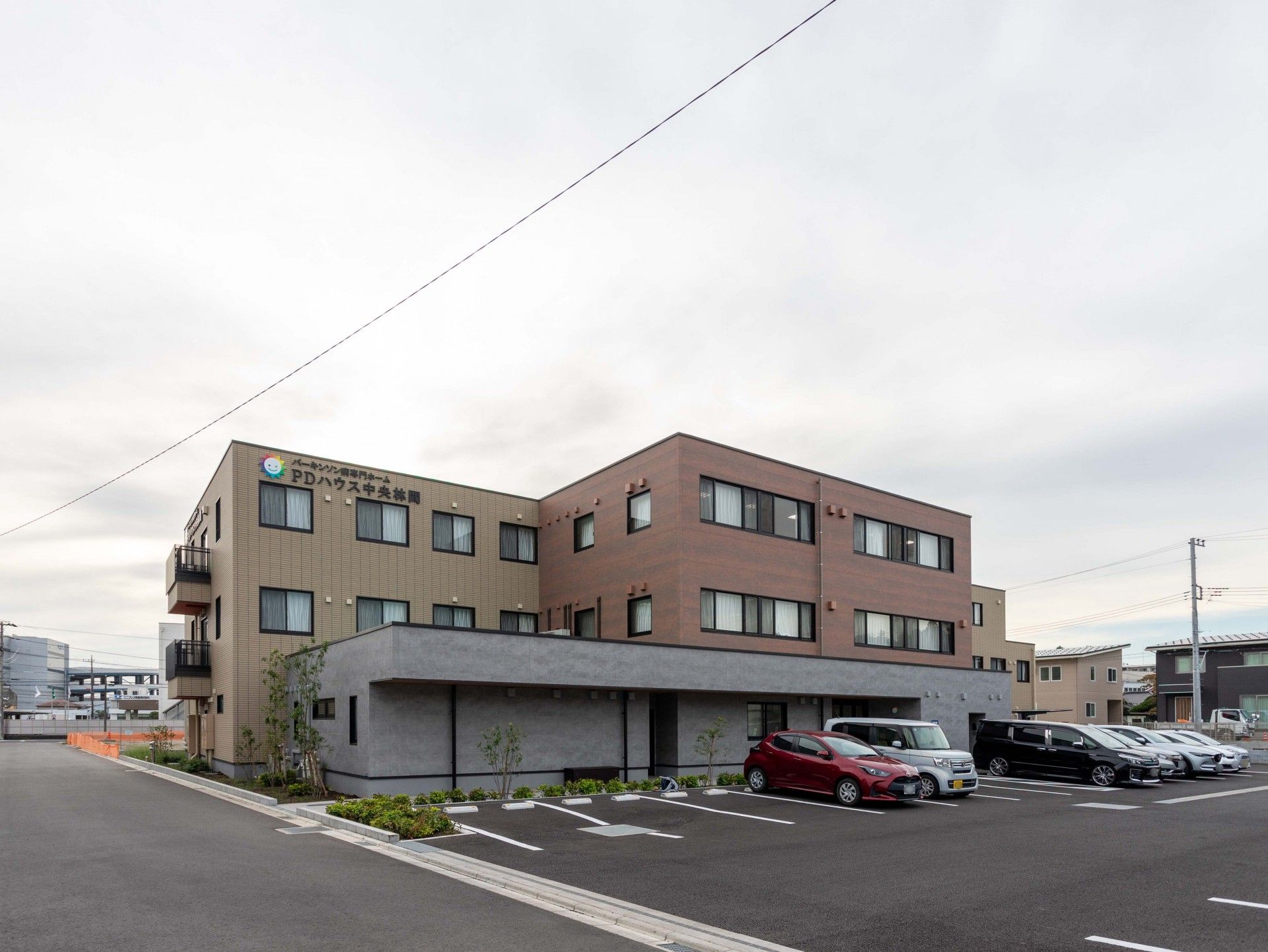 駐車場のある建物外観