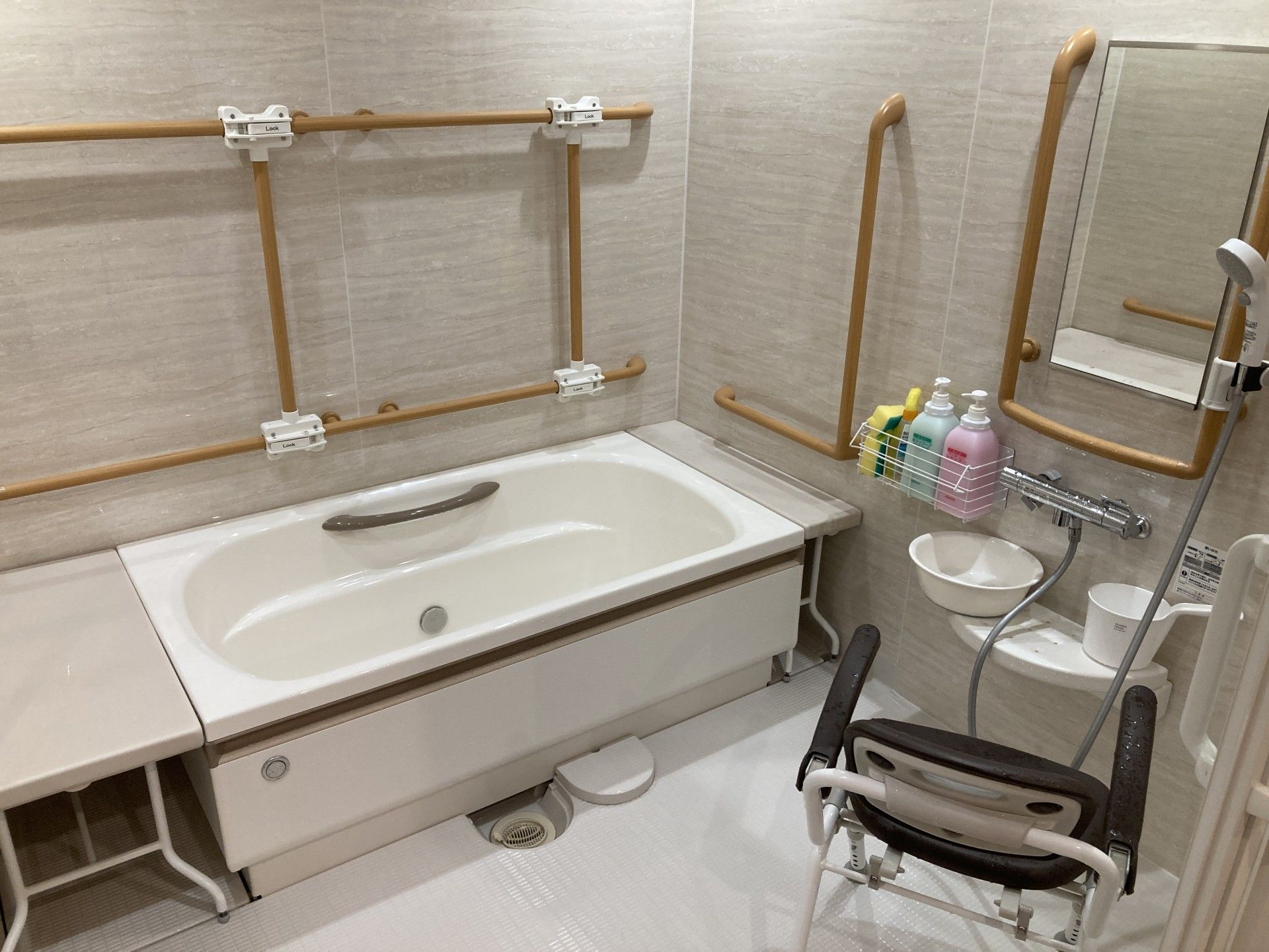 手すり付きの浴室