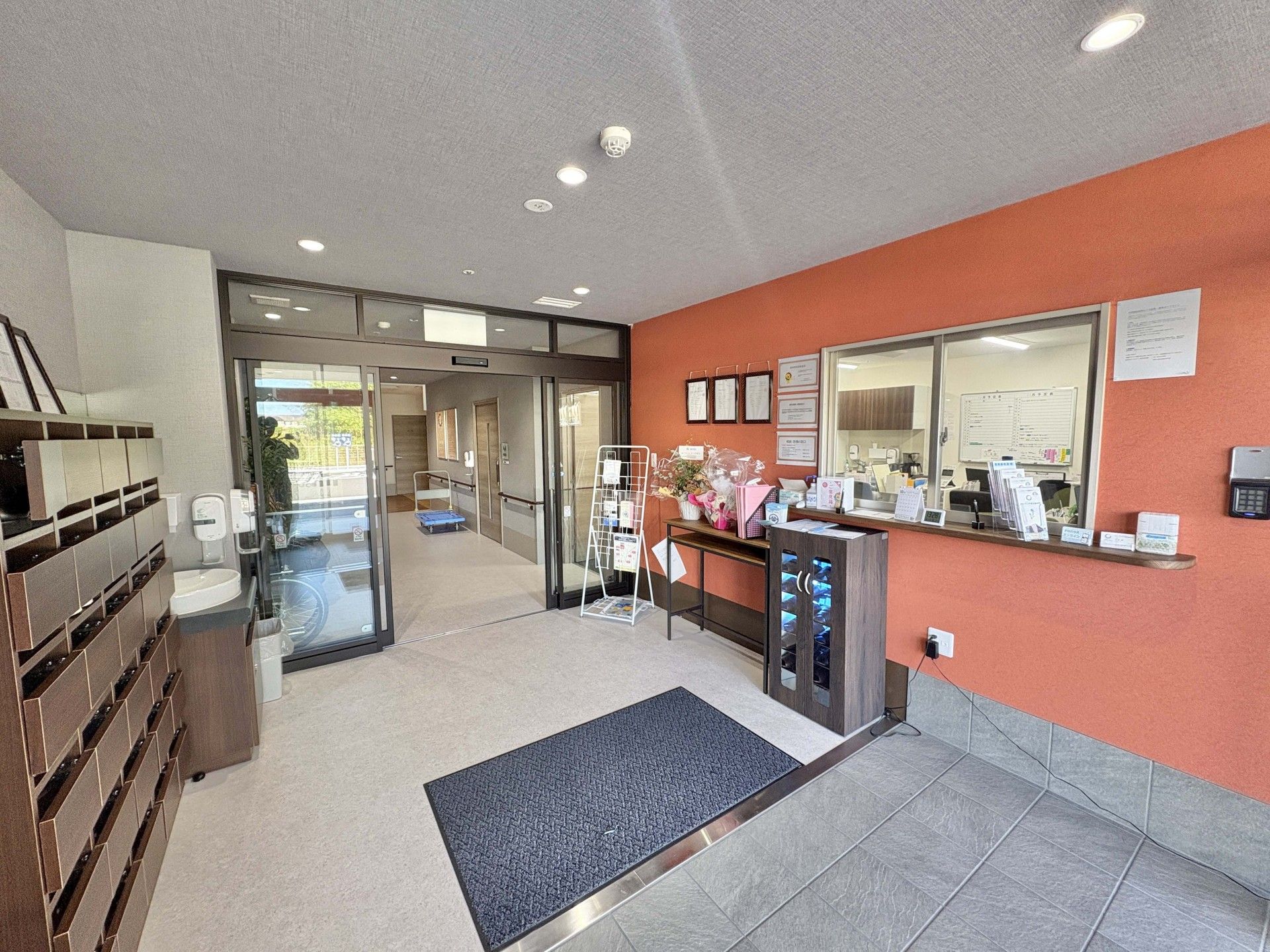 受付と出入口の様子