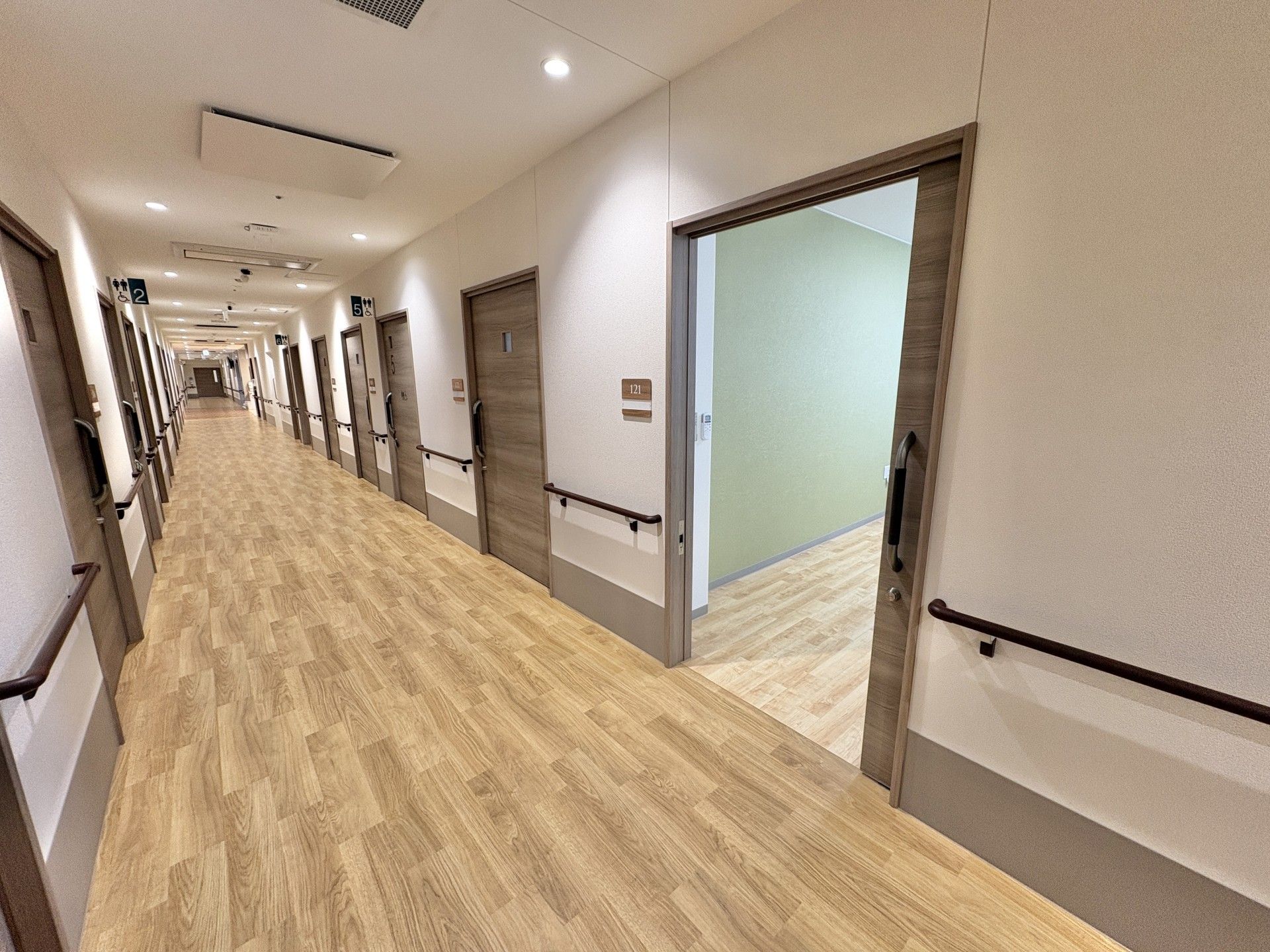 長い廊下と開いた扉