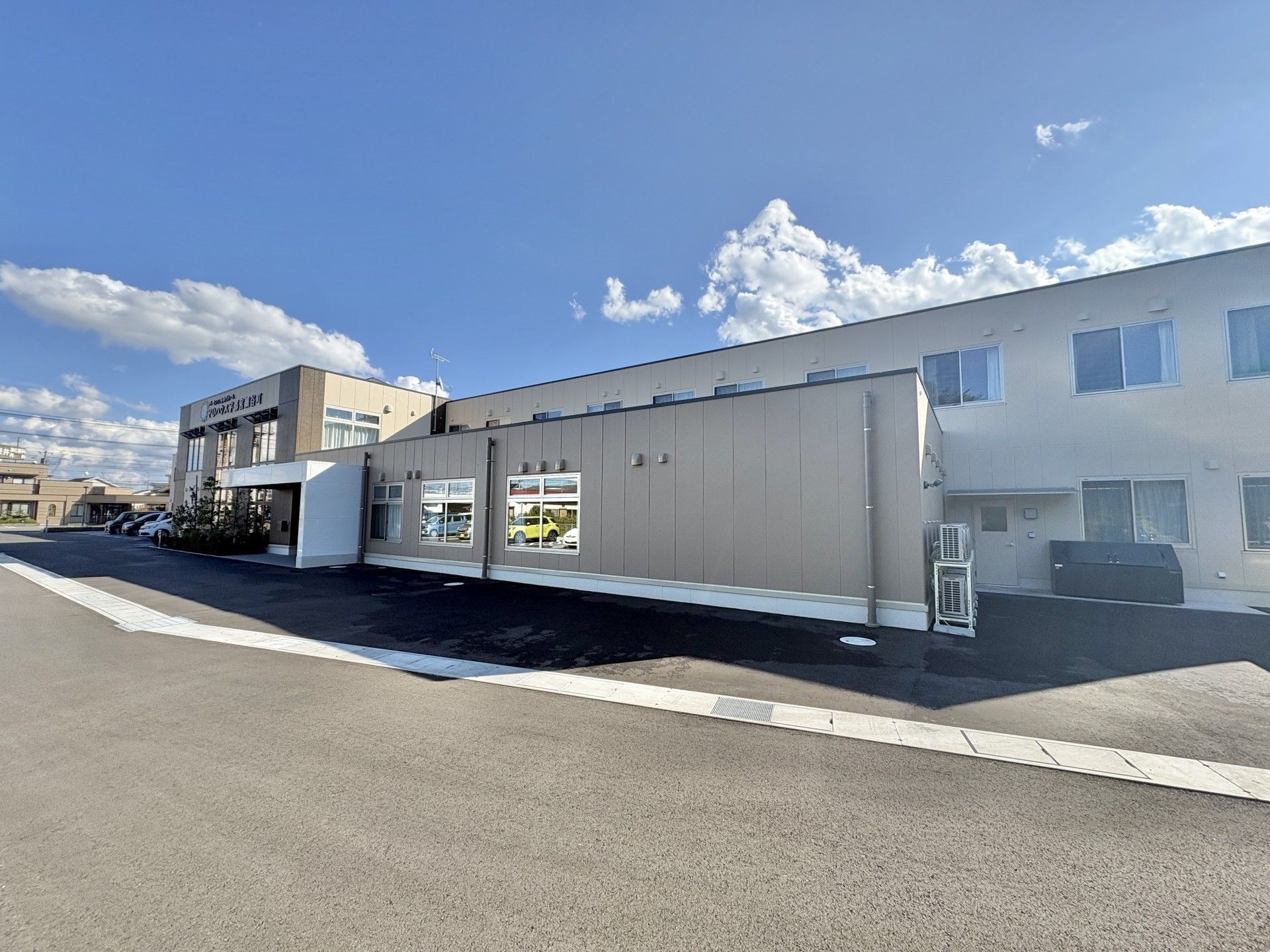 広い建物の外観