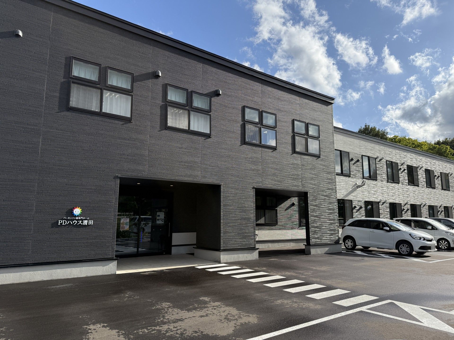 落ち着いた外観の建物