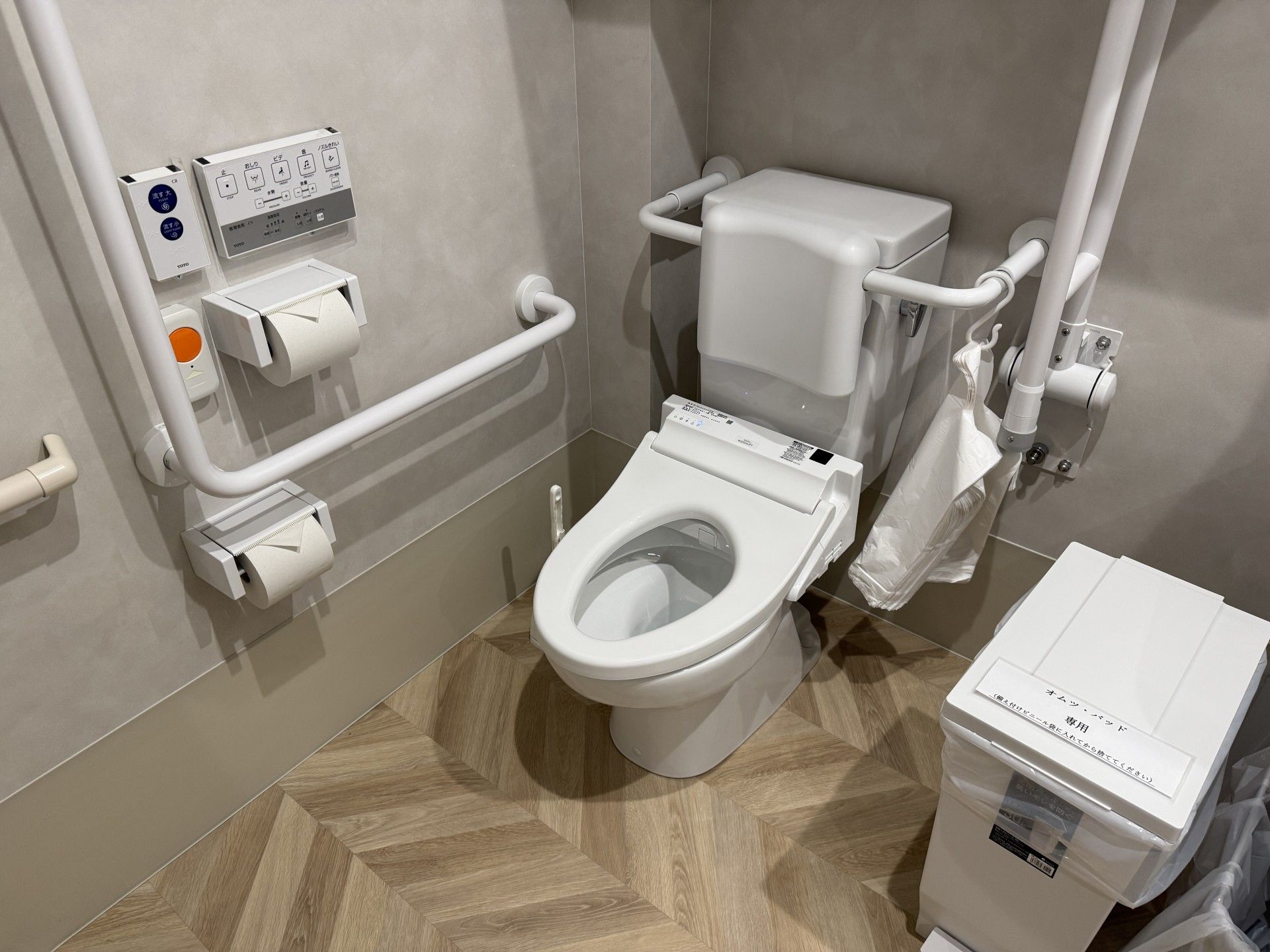 手すり付きのトイレ