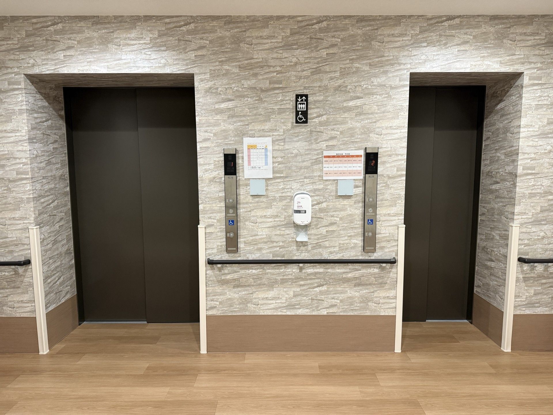 エレベーター前の廊下