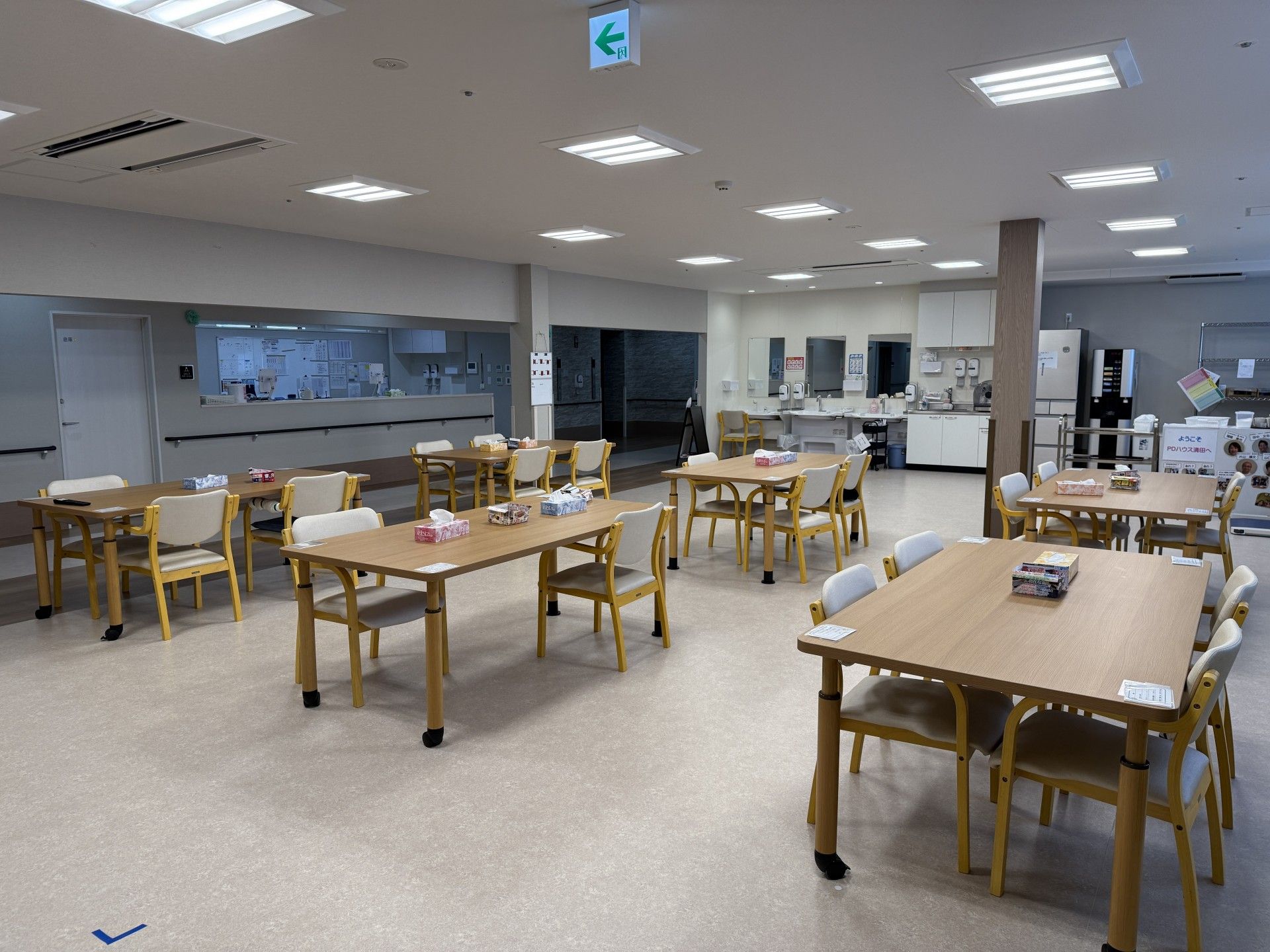 広いテーブルが並ぶ部屋