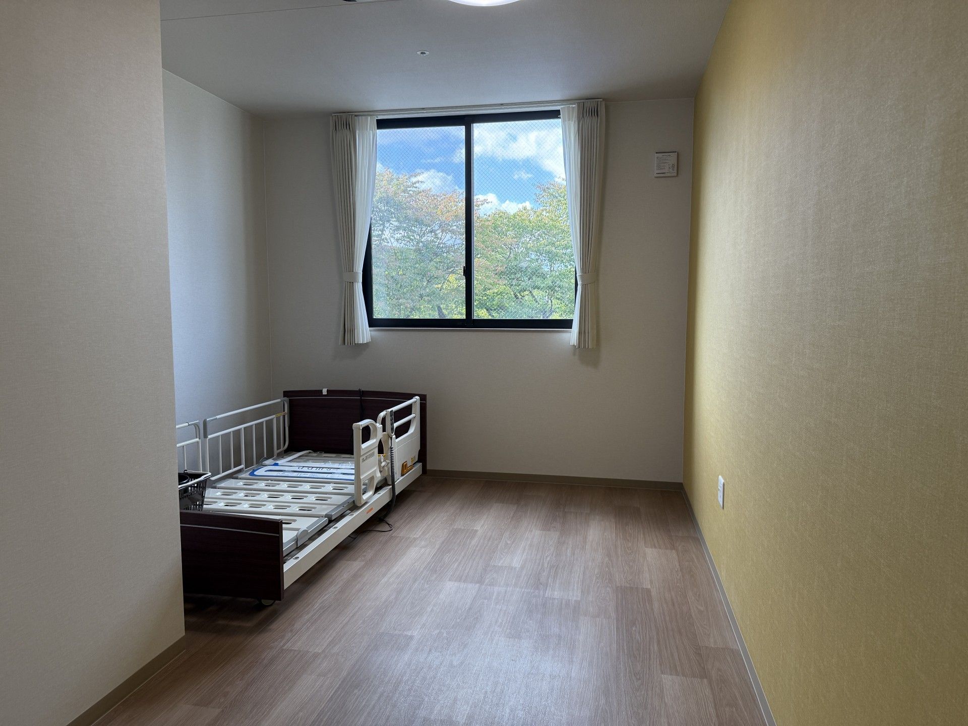 窓際のベッドと明るい部屋