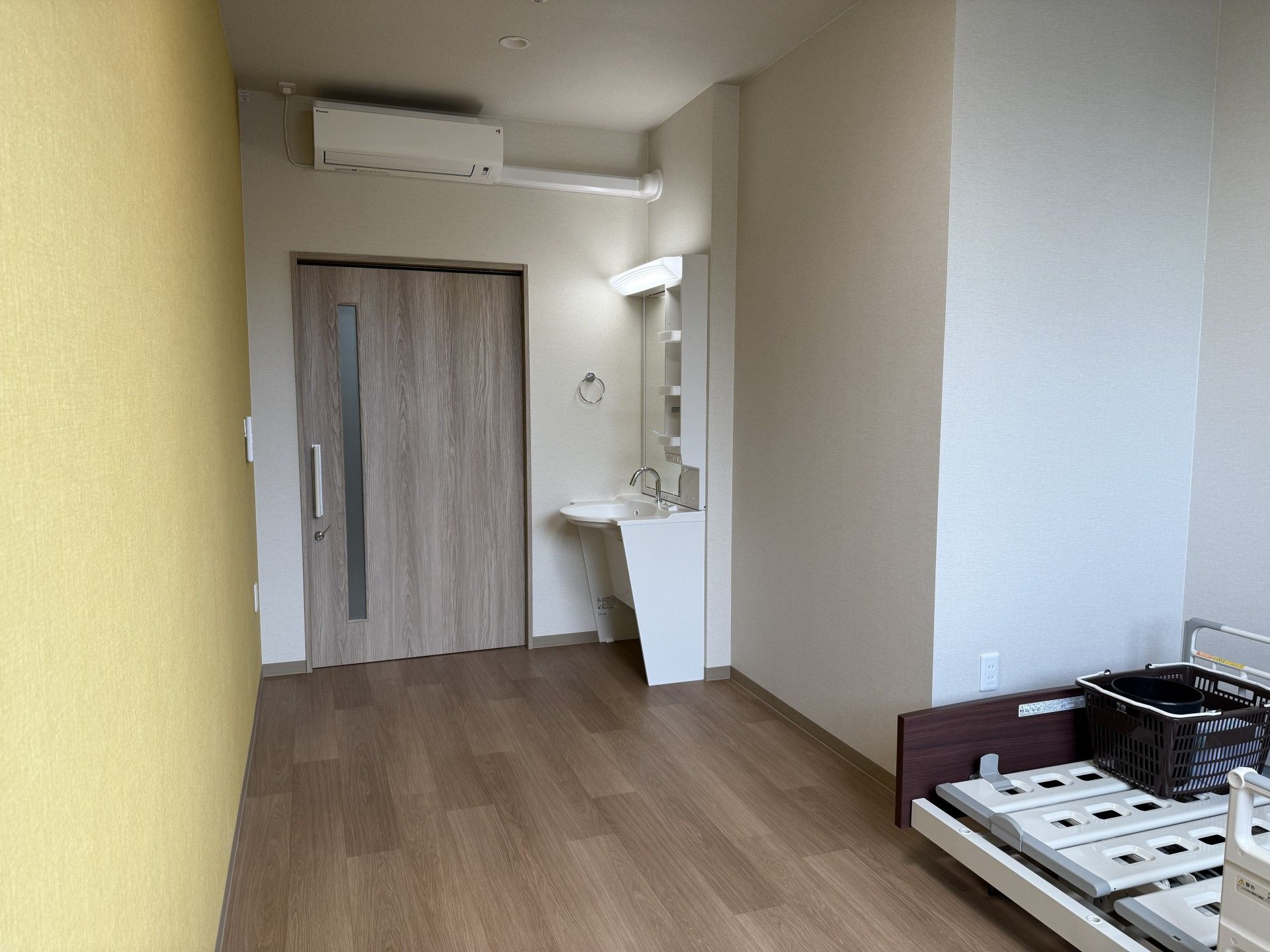 シンプルな居室の一角