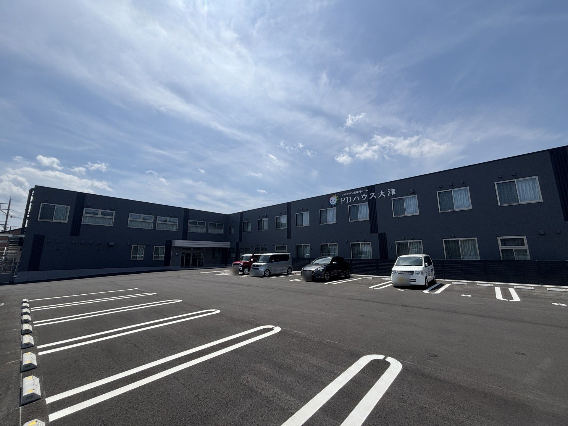 広い駐車場の建物外観