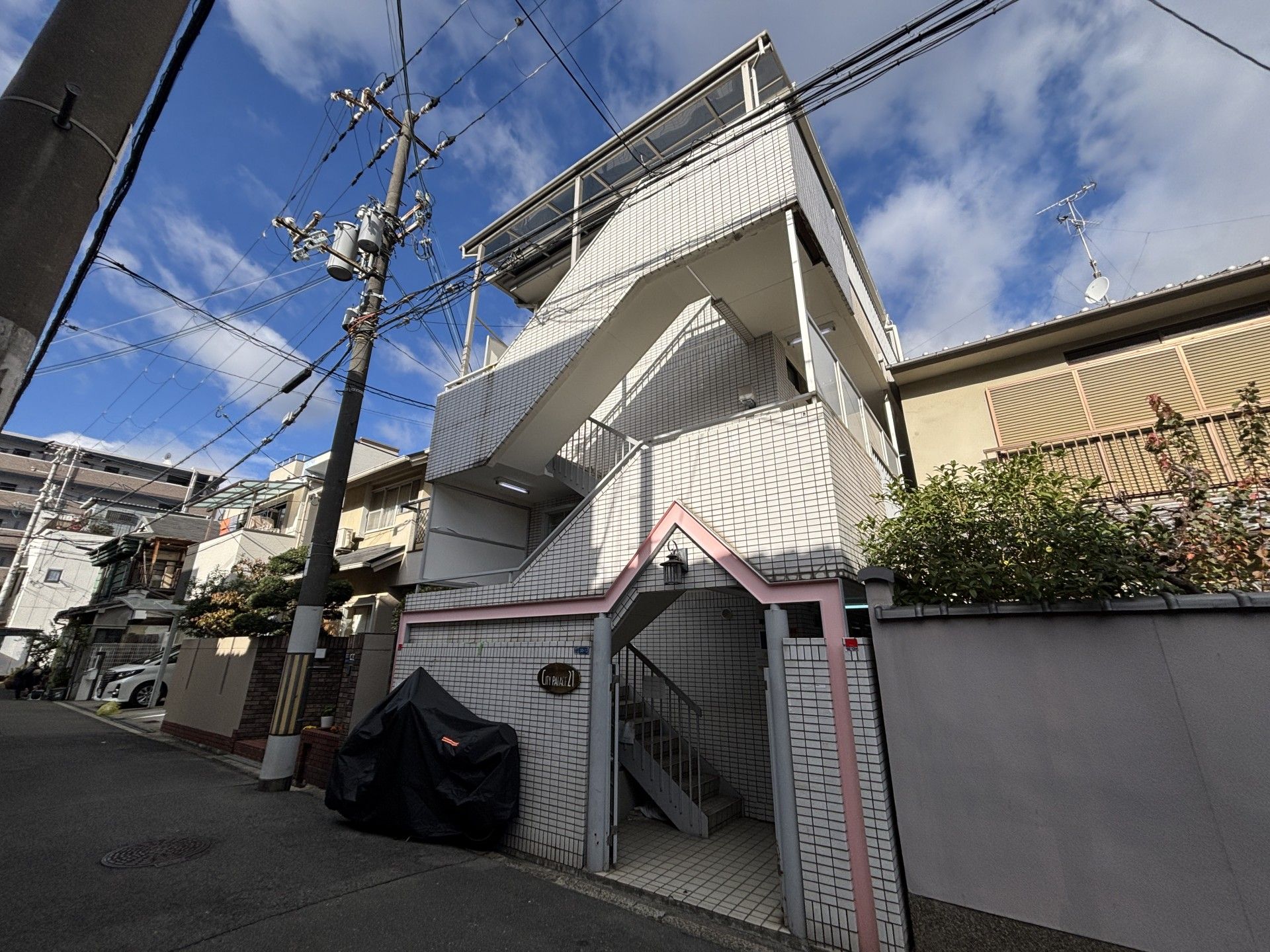 外観の階段と建物