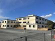 広い駐車場のある建物