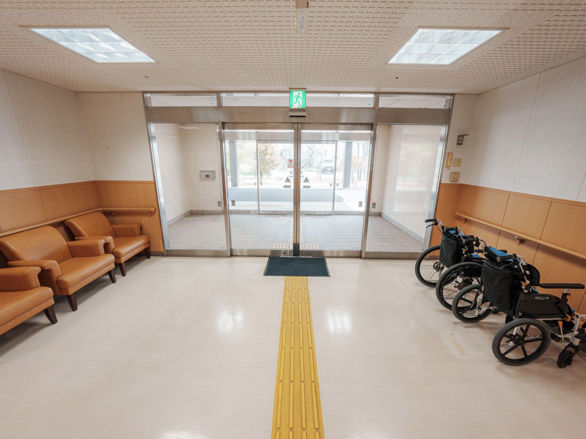 車椅子とソファのある入口