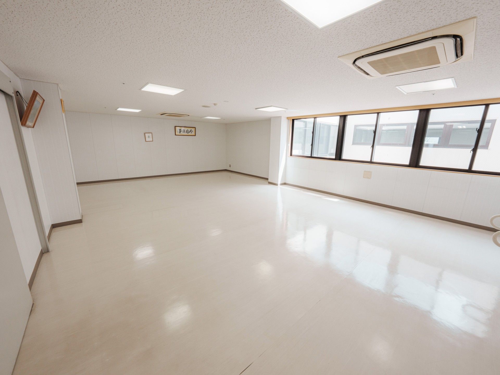広い窓のある部屋