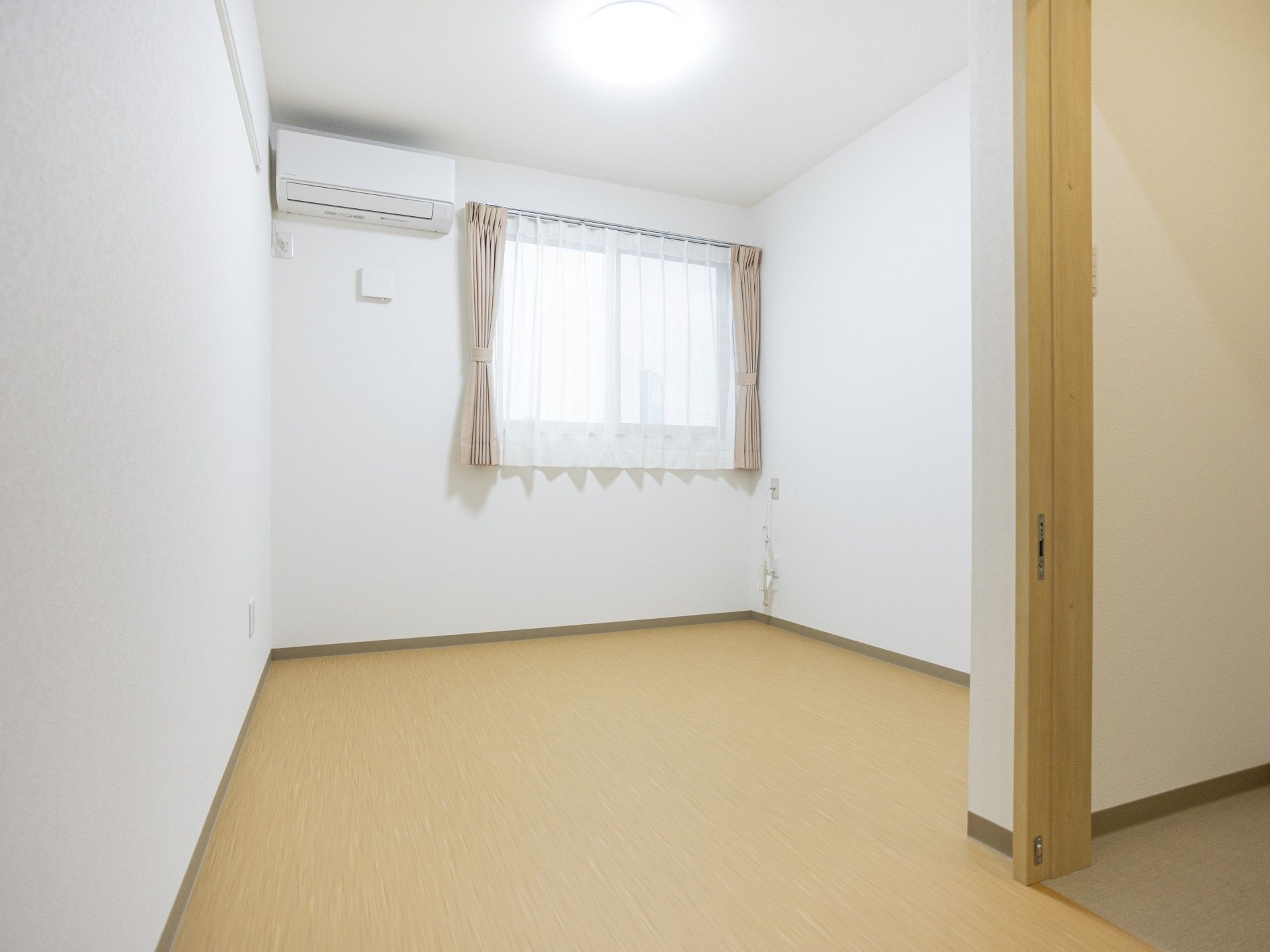 明るい個室の一角