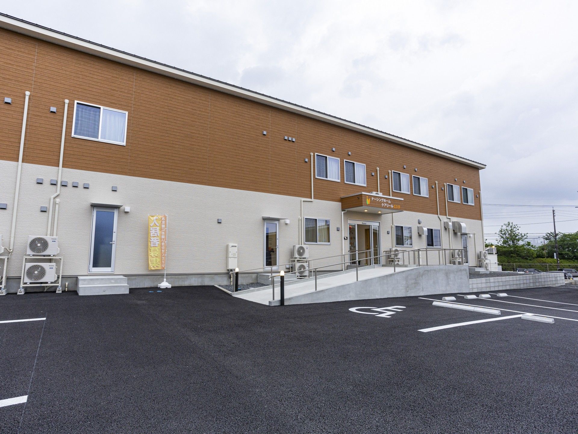 駐車場と建物の外観