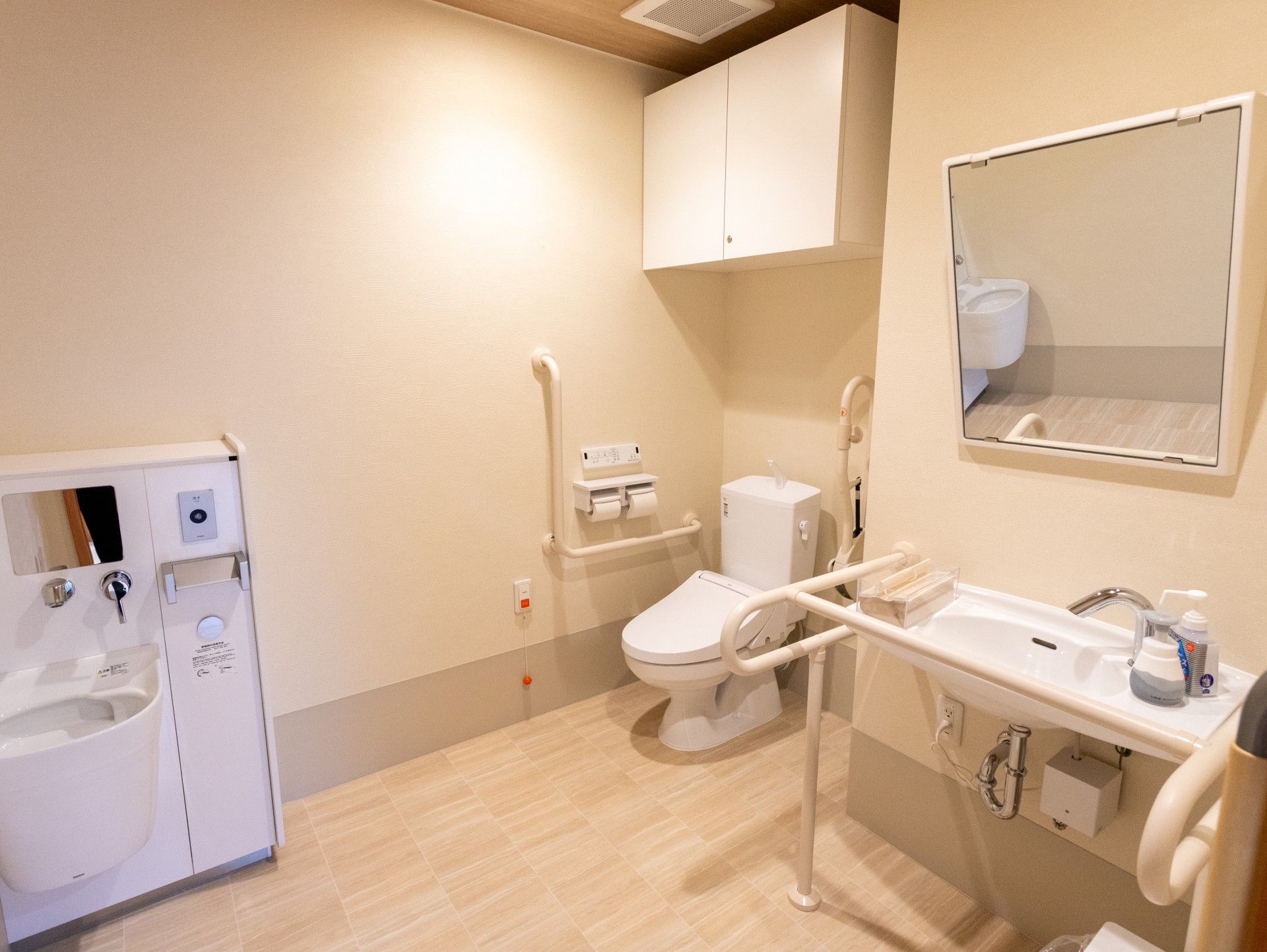 手すり付きのトイレ