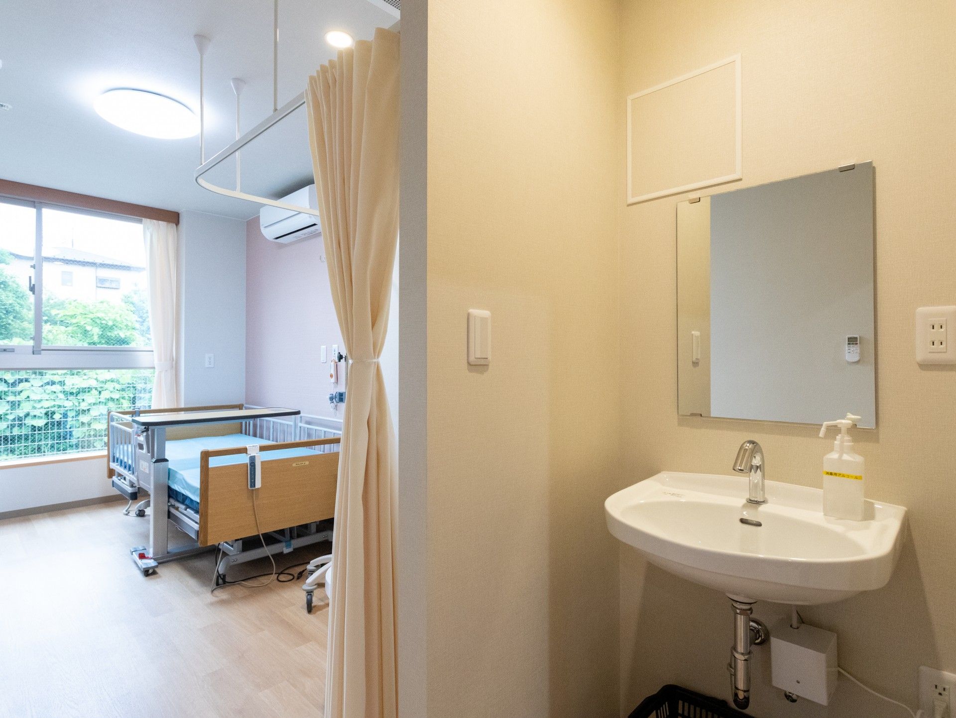 明るい個室の一角