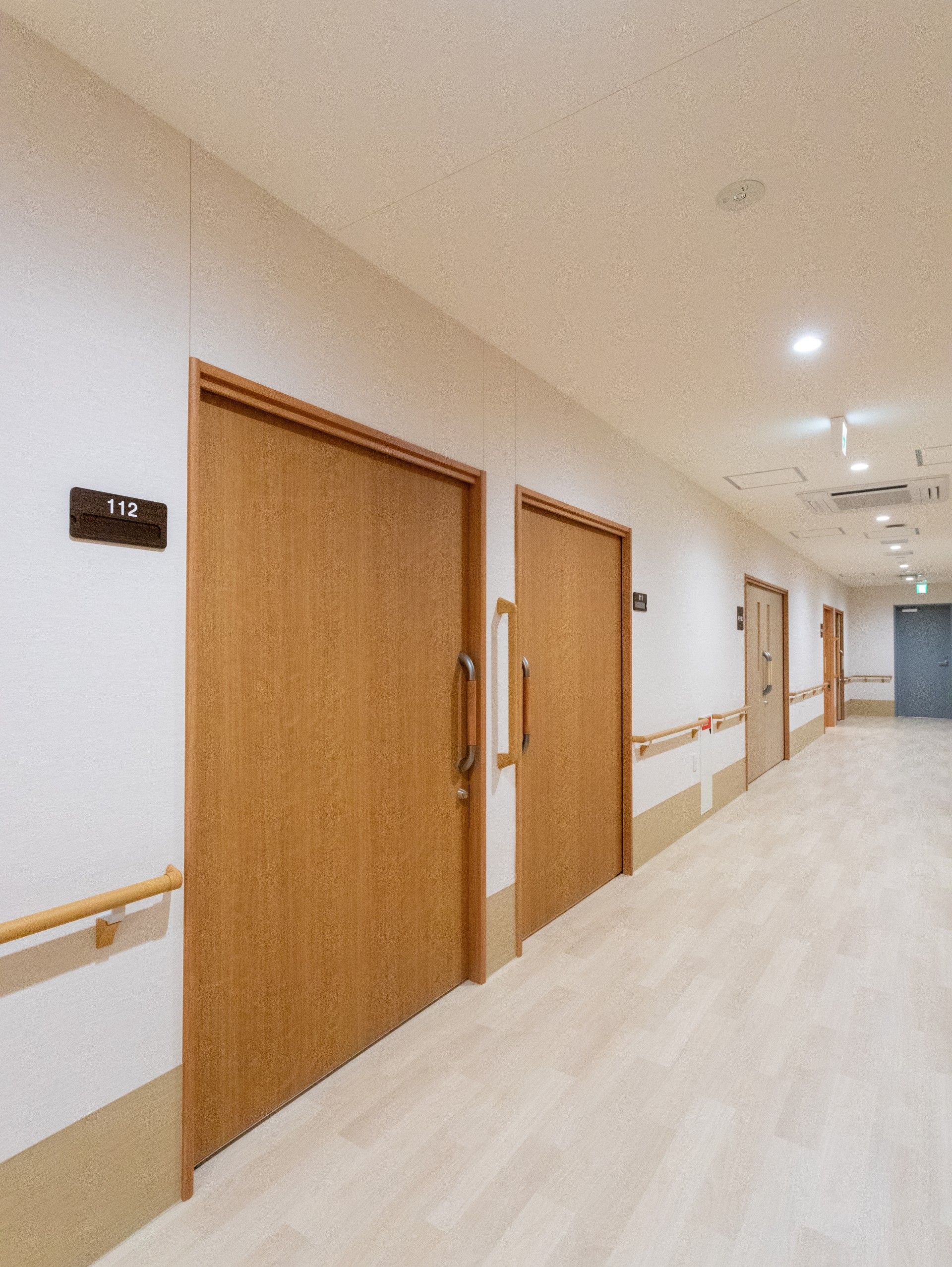 木製ドアの並ぶ廊下