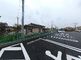 広々とした駐車場の外観