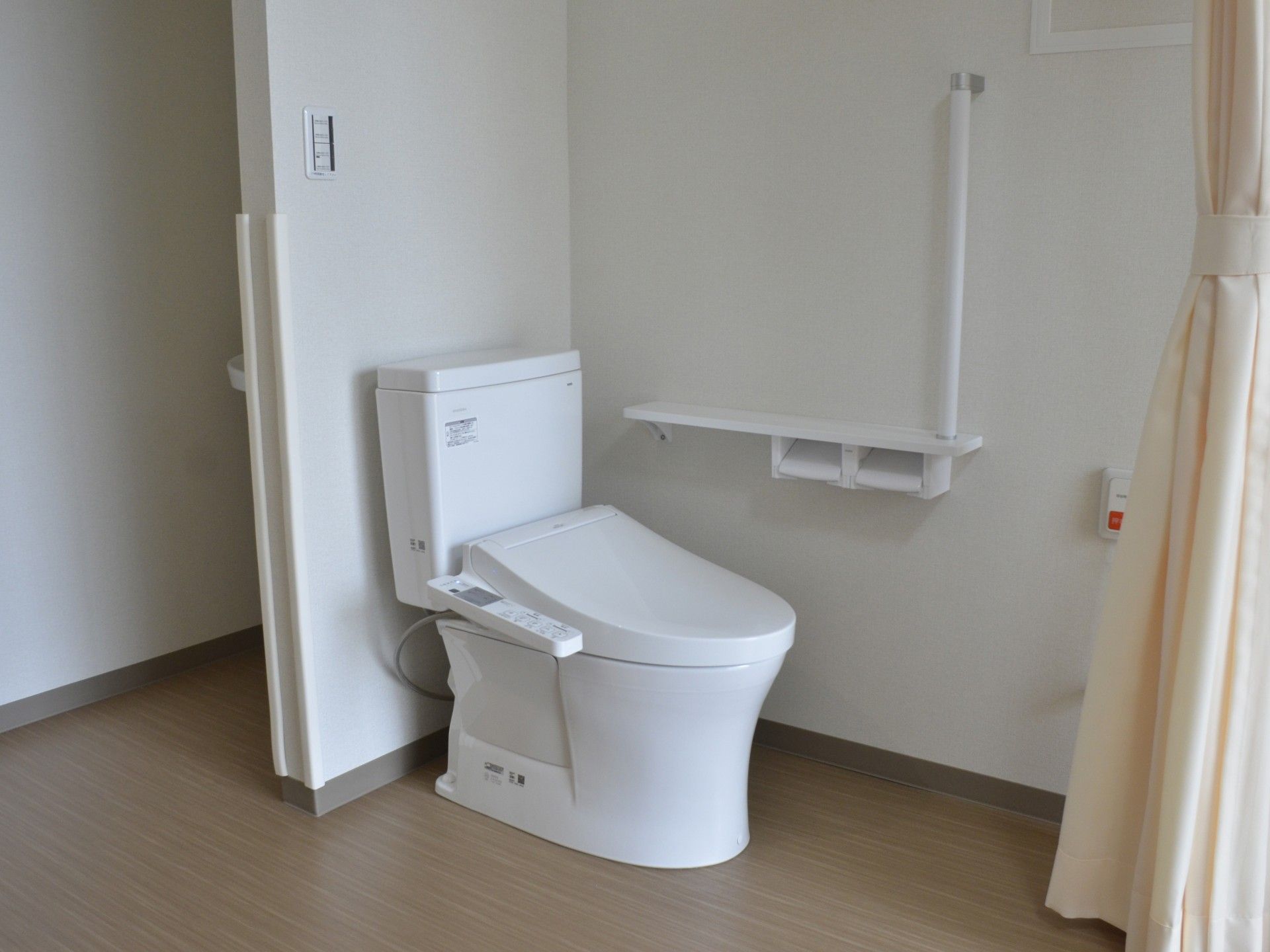 手すり付きのトイレ