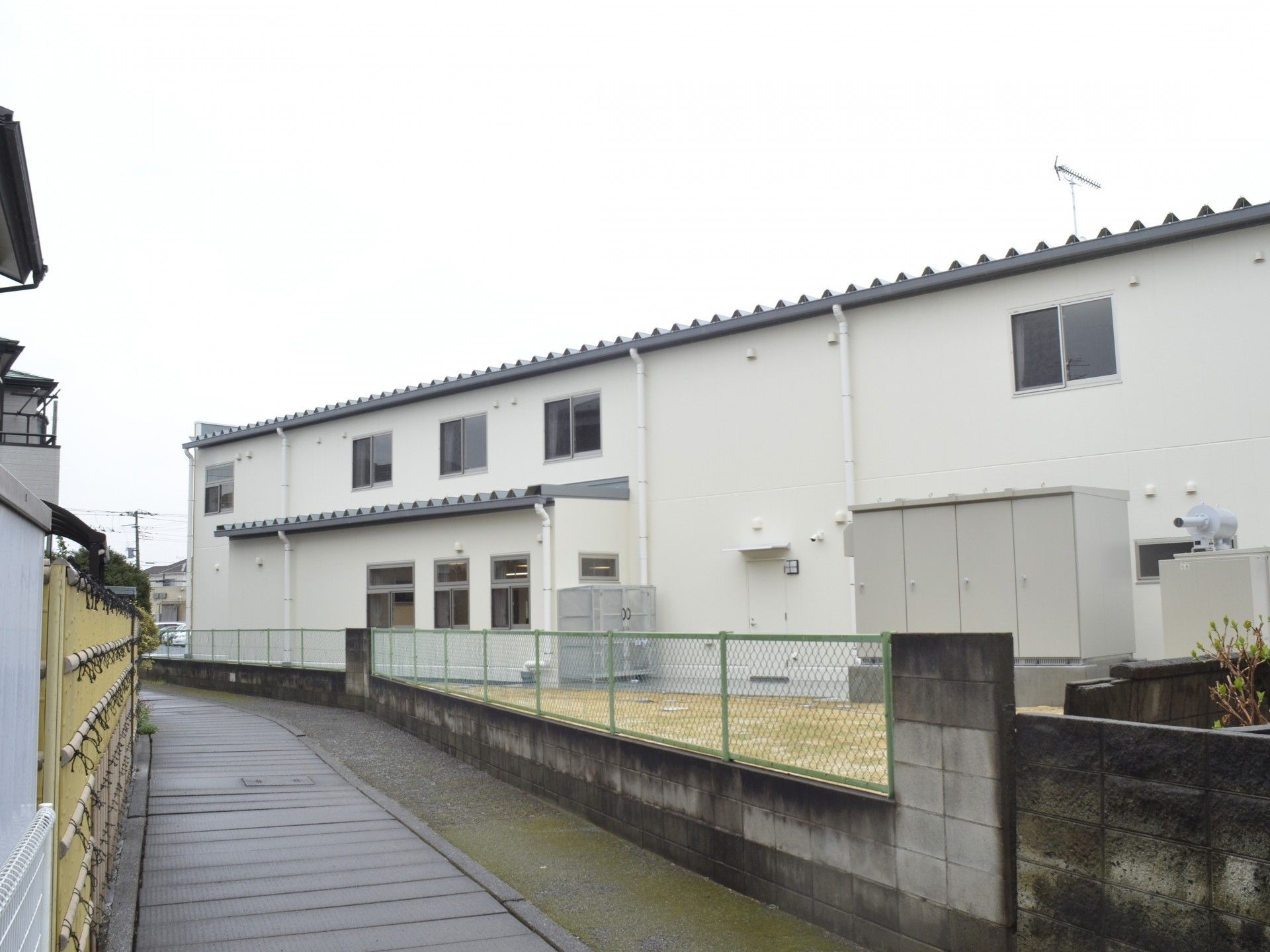 白い建物の外観