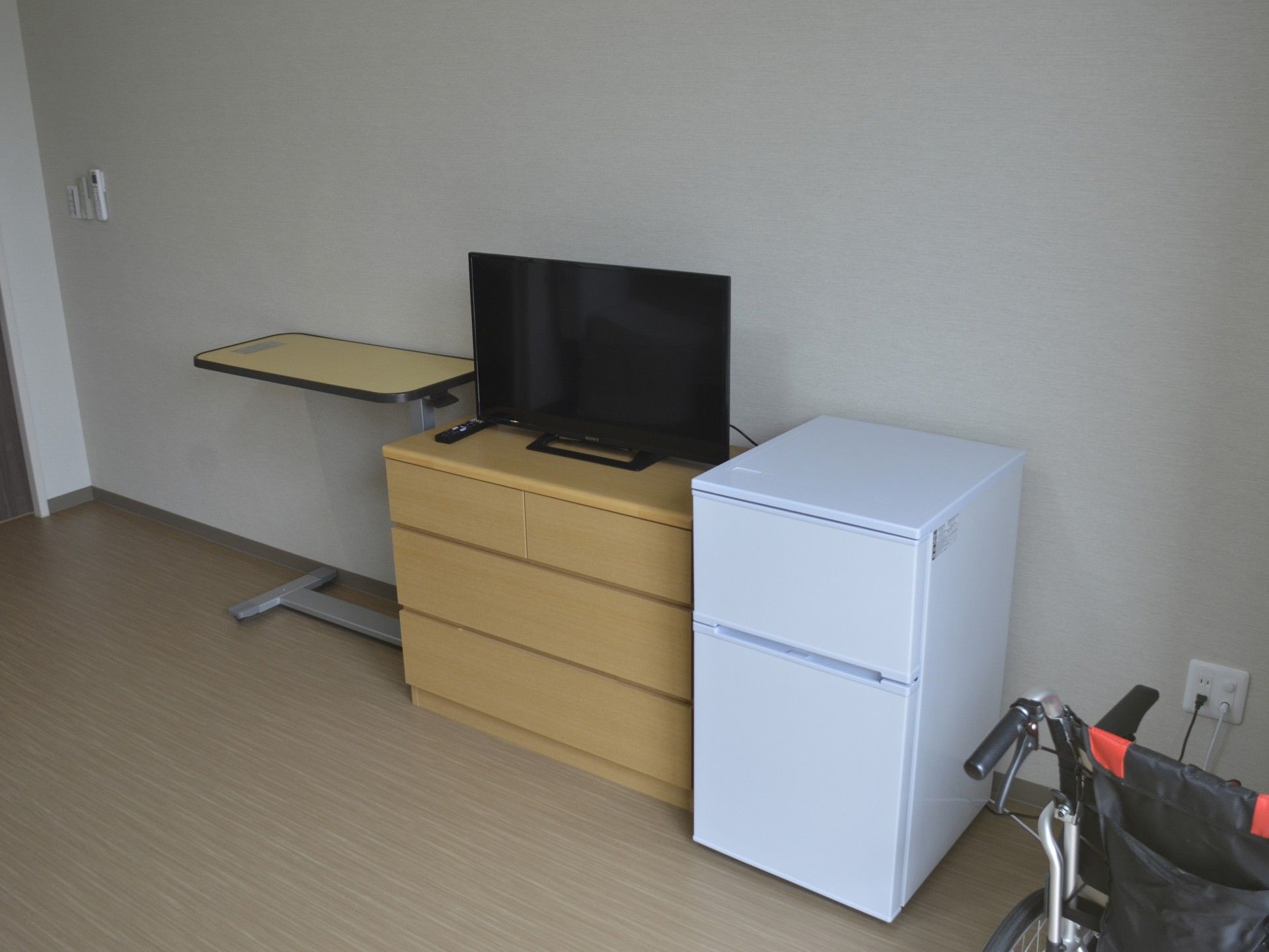 テレビと冷蔵庫のある部屋