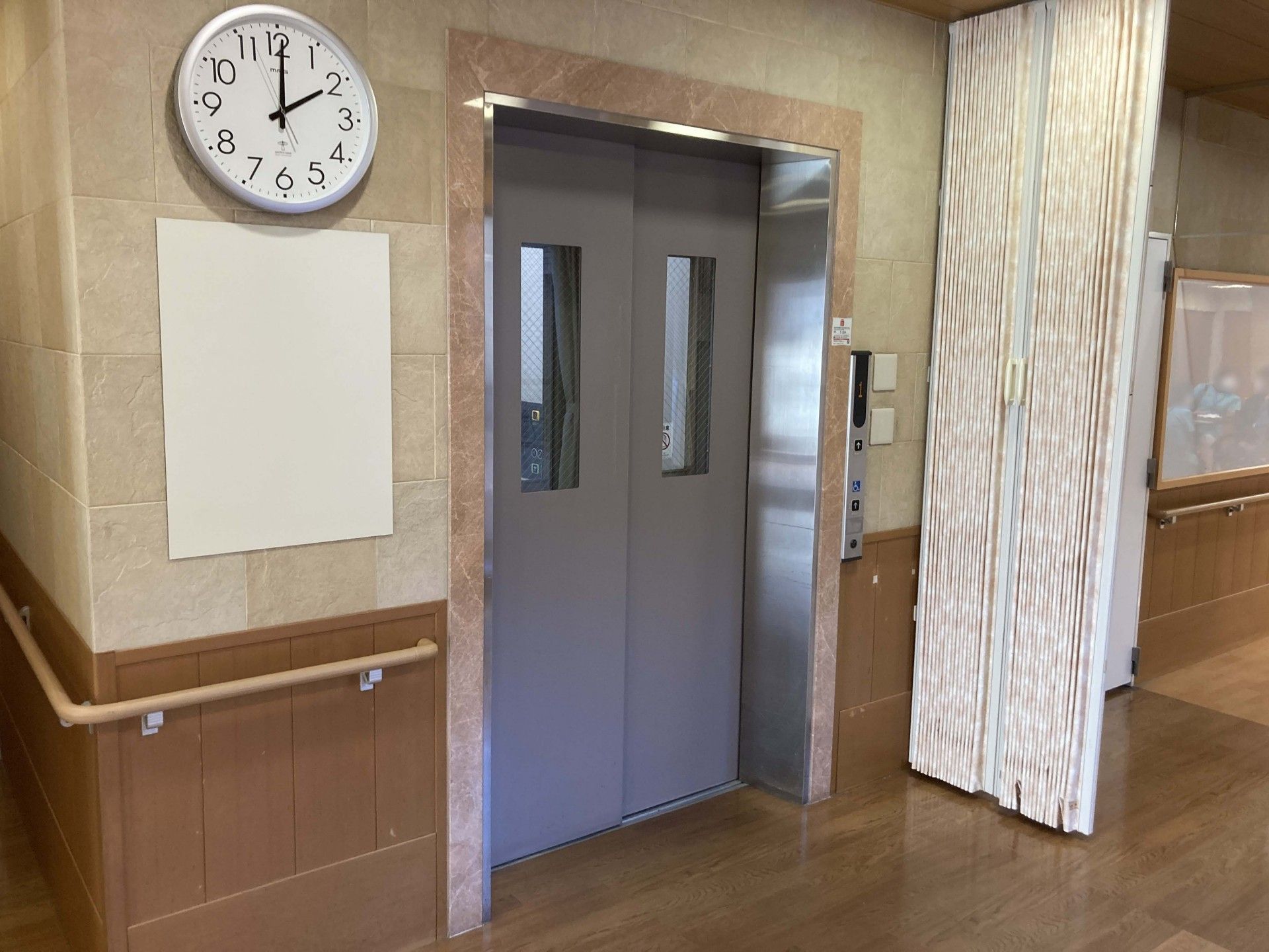 エレベーターのある廊下