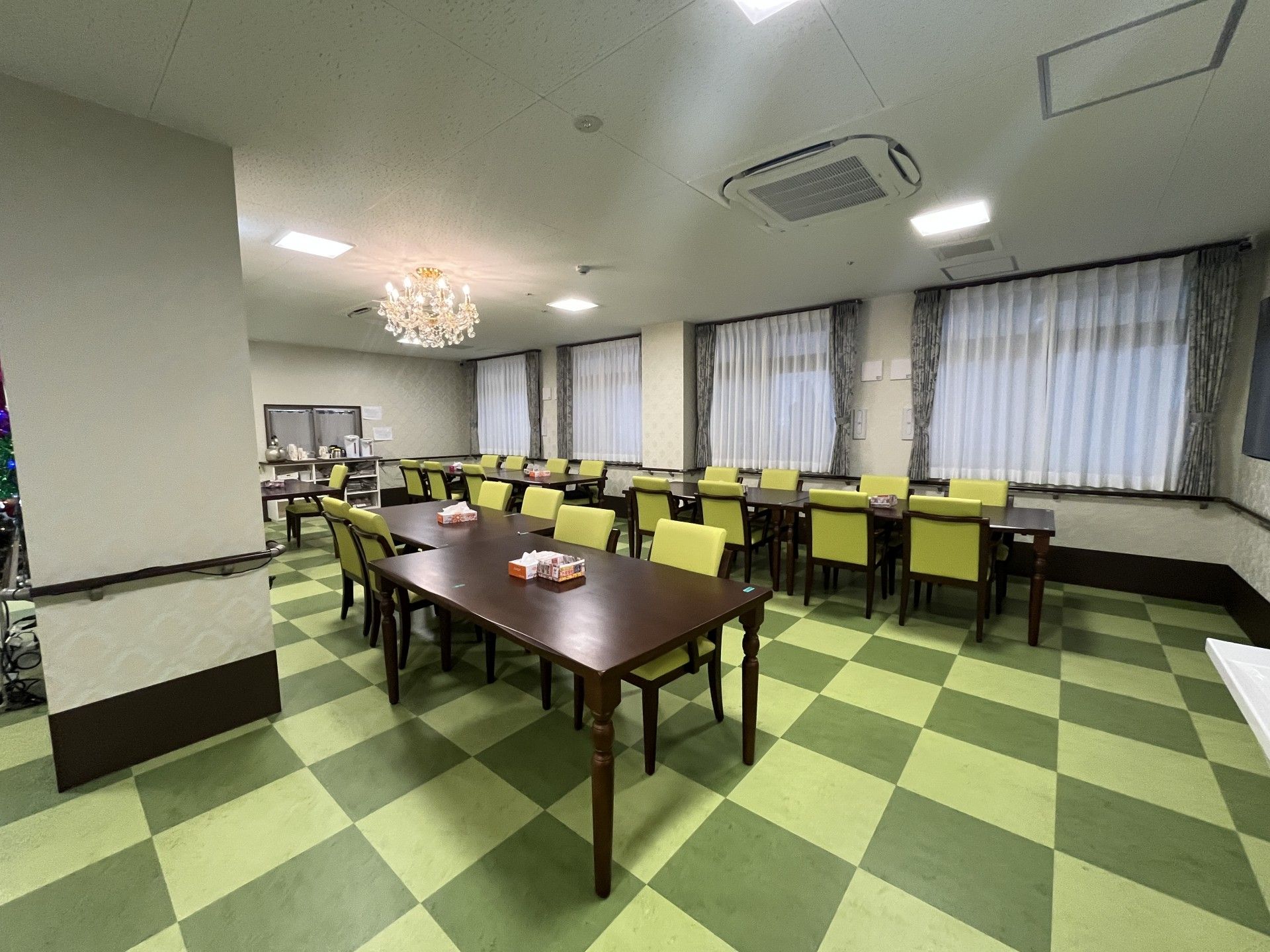 明るい食事スペース