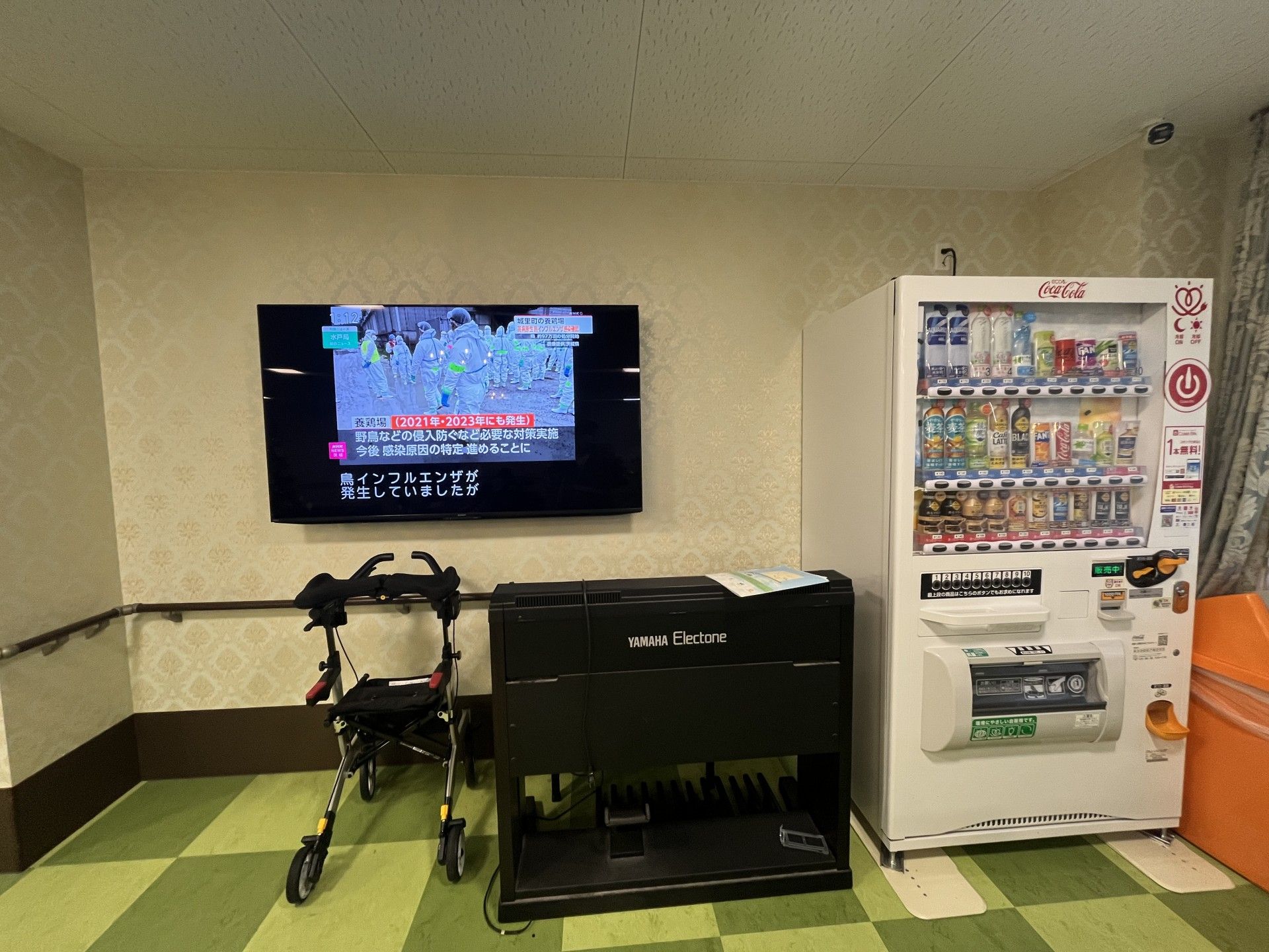 飲み物販売機とテレビ