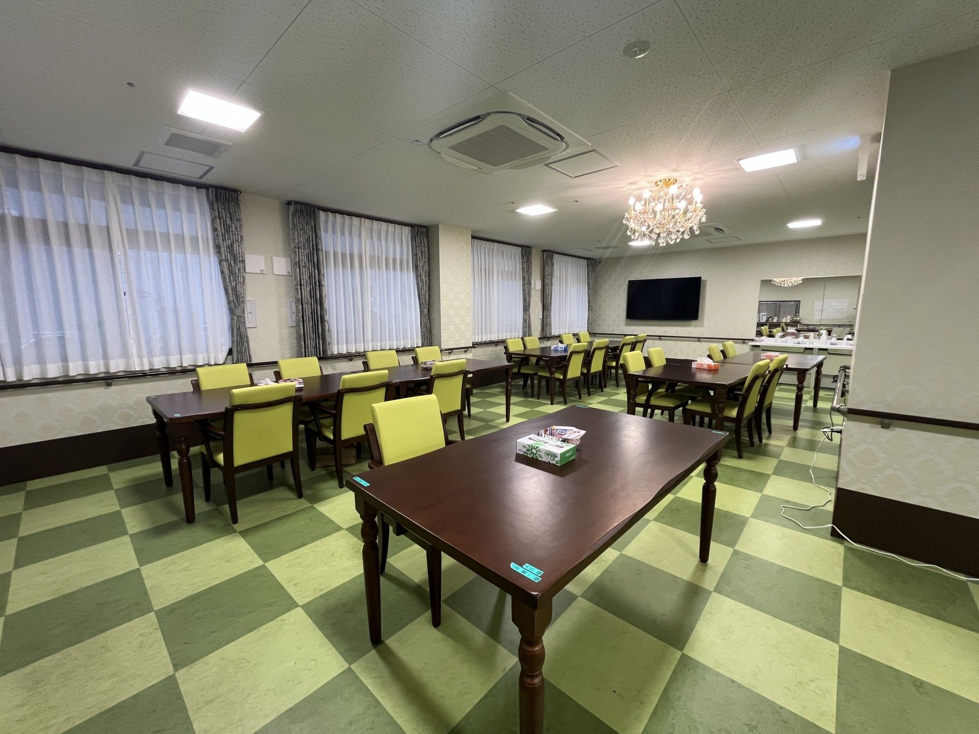 明るい食堂の様子