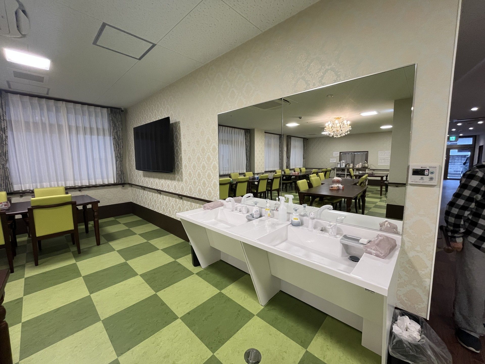 明るい食事スペース