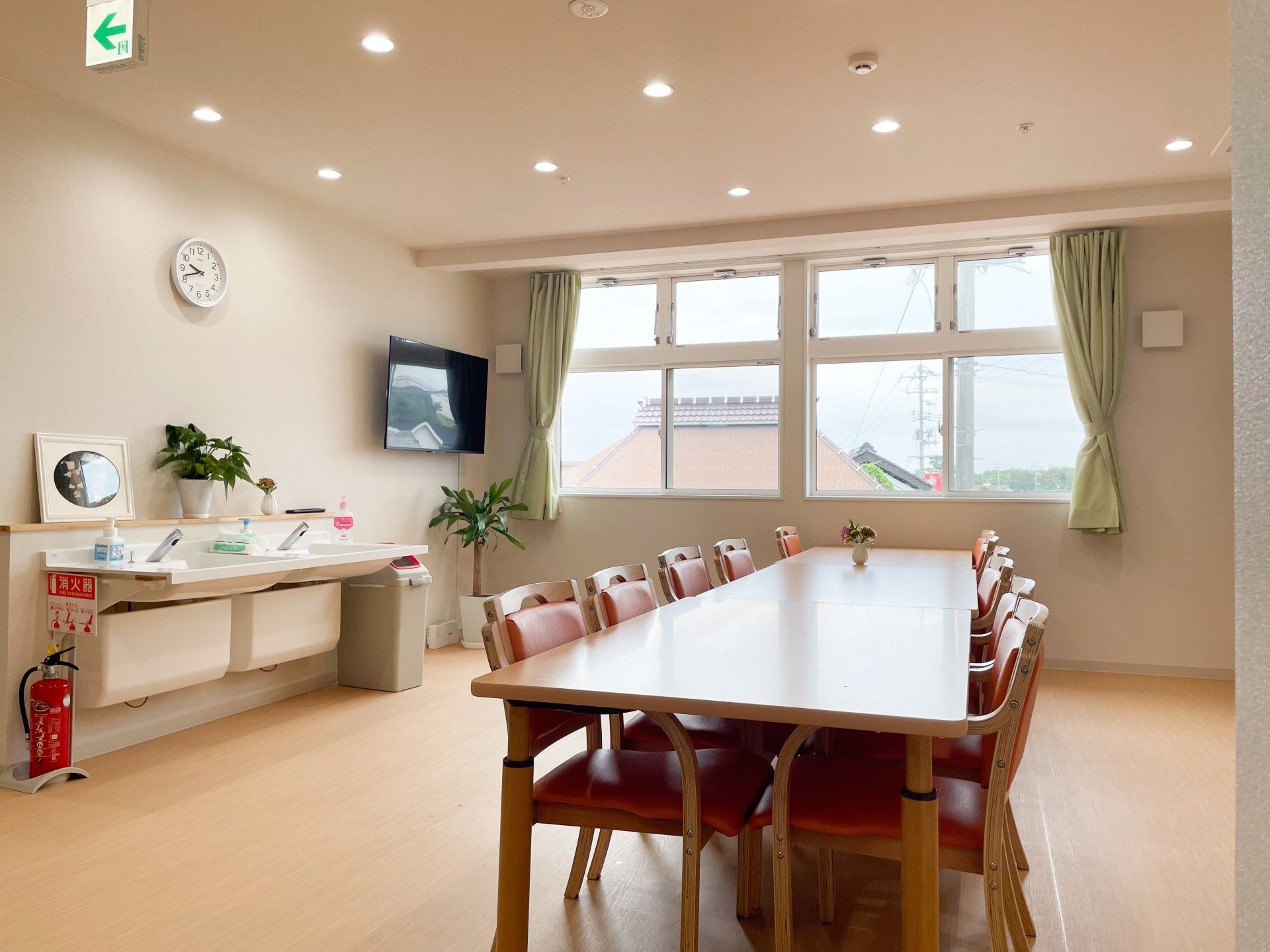 明るい窓辺のテーブル