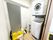洗濯機と椅子のある部屋