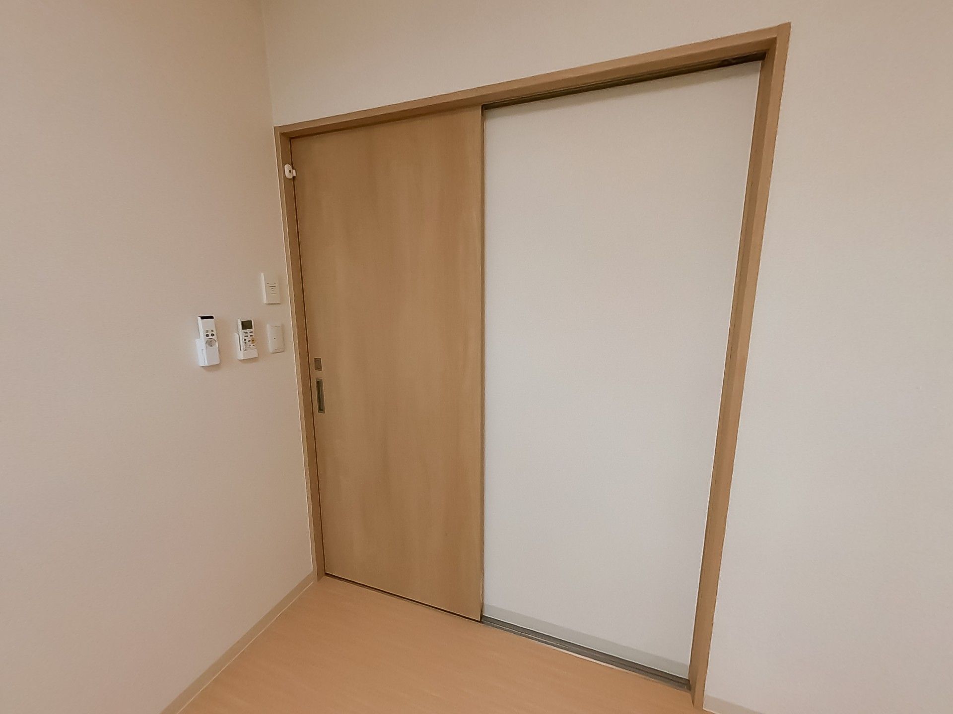 木製の引き戸のある部屋
