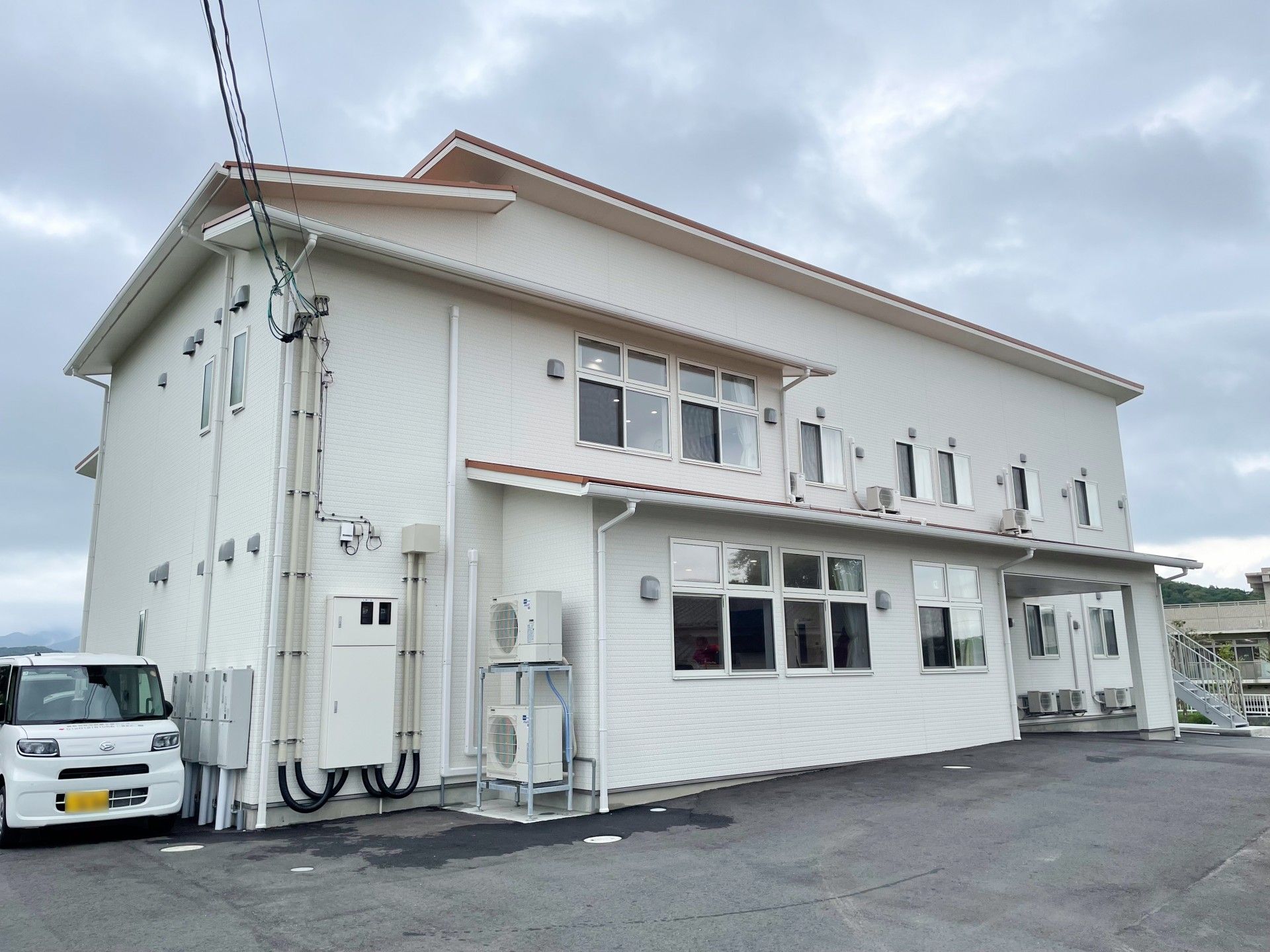 白い建物の外観