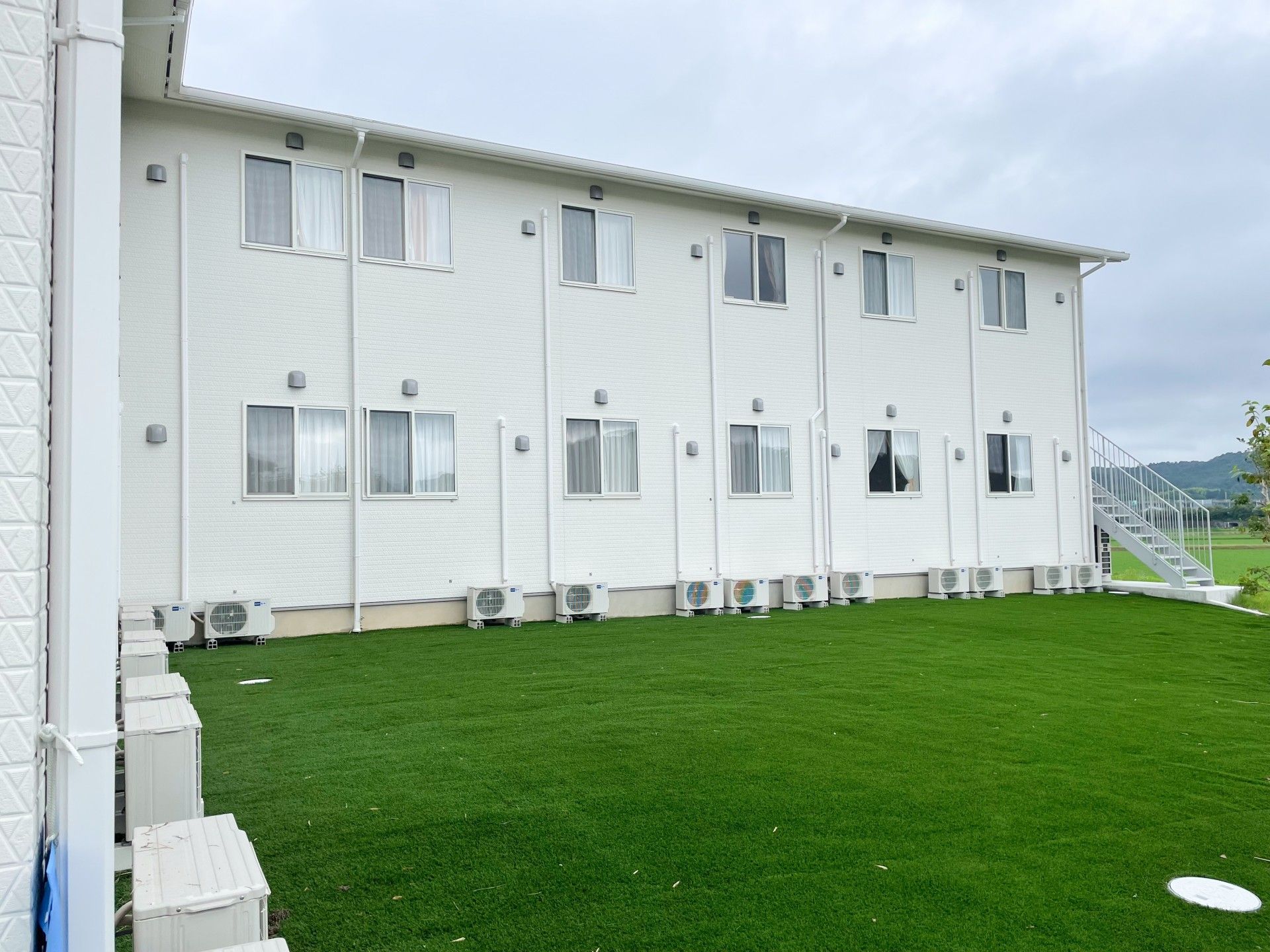 緑の芝生と白い建物