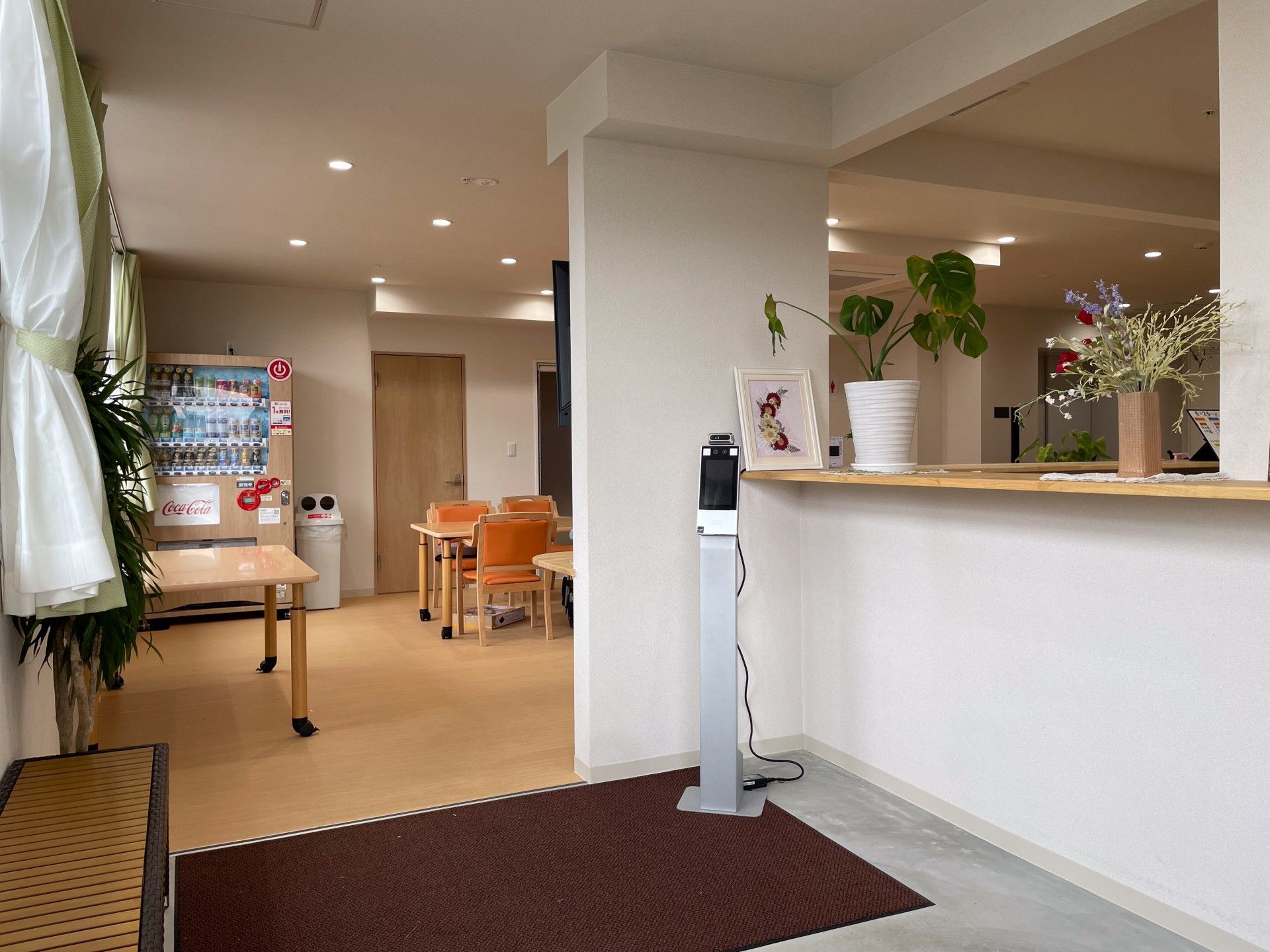 飲み物コーナーとテーブル