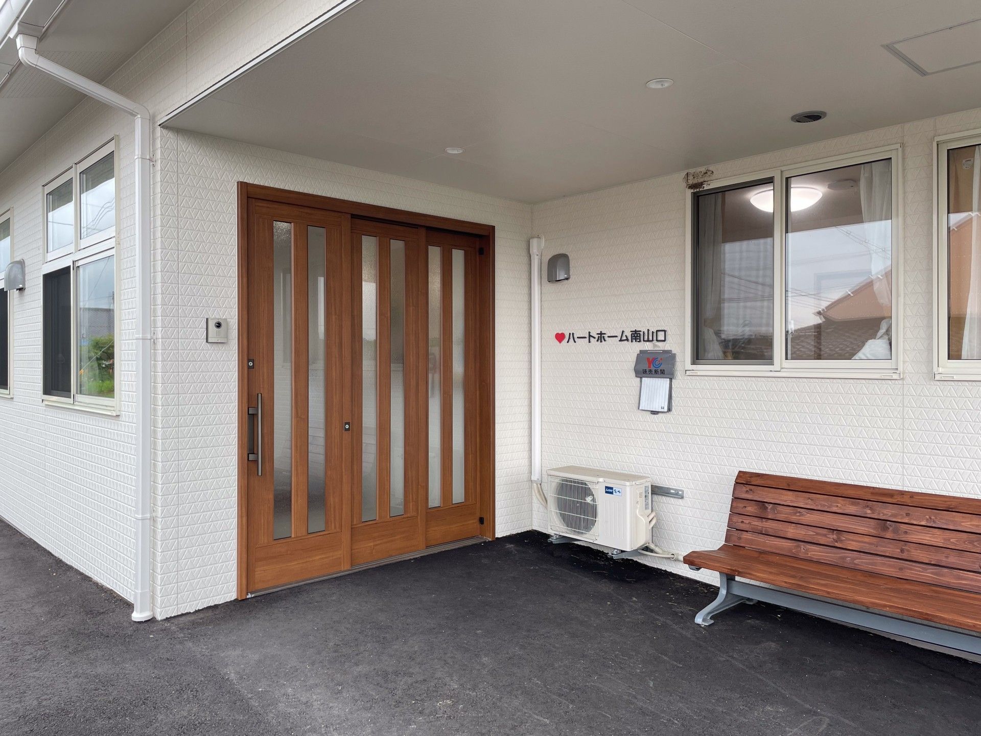 木製の扉とベンチの入口