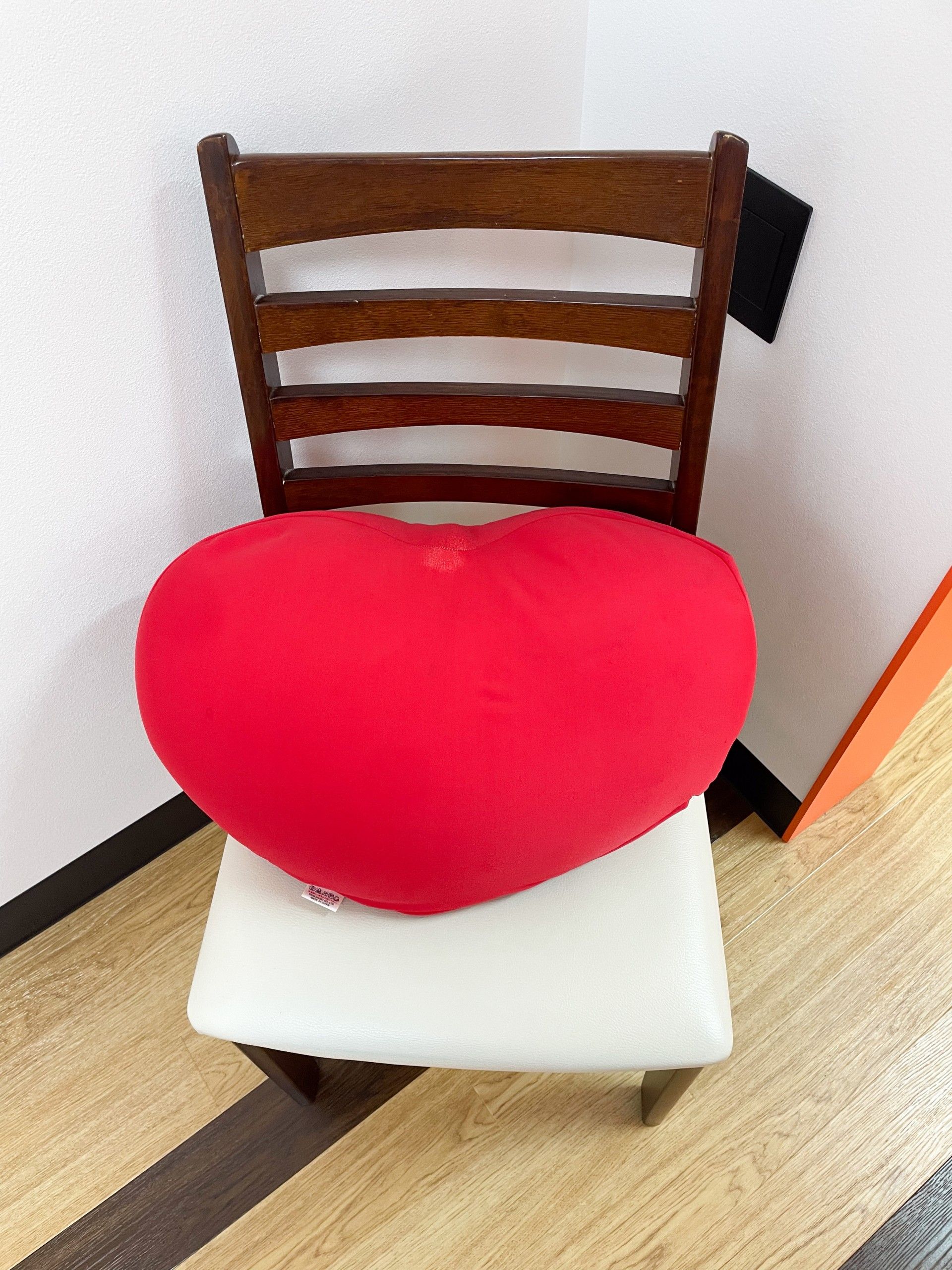 赤いクッションの椅子