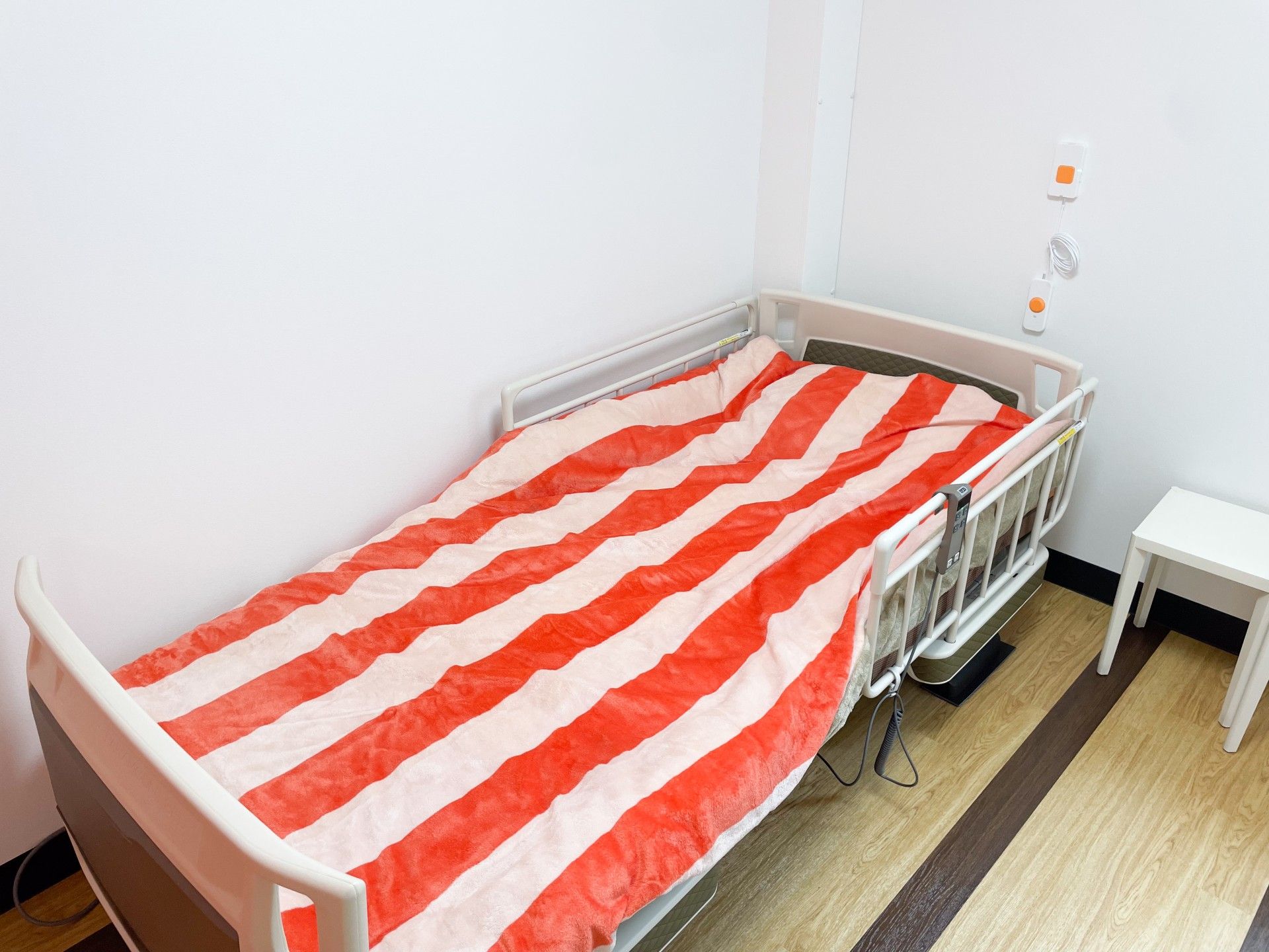 赤白の寝具があるベッド