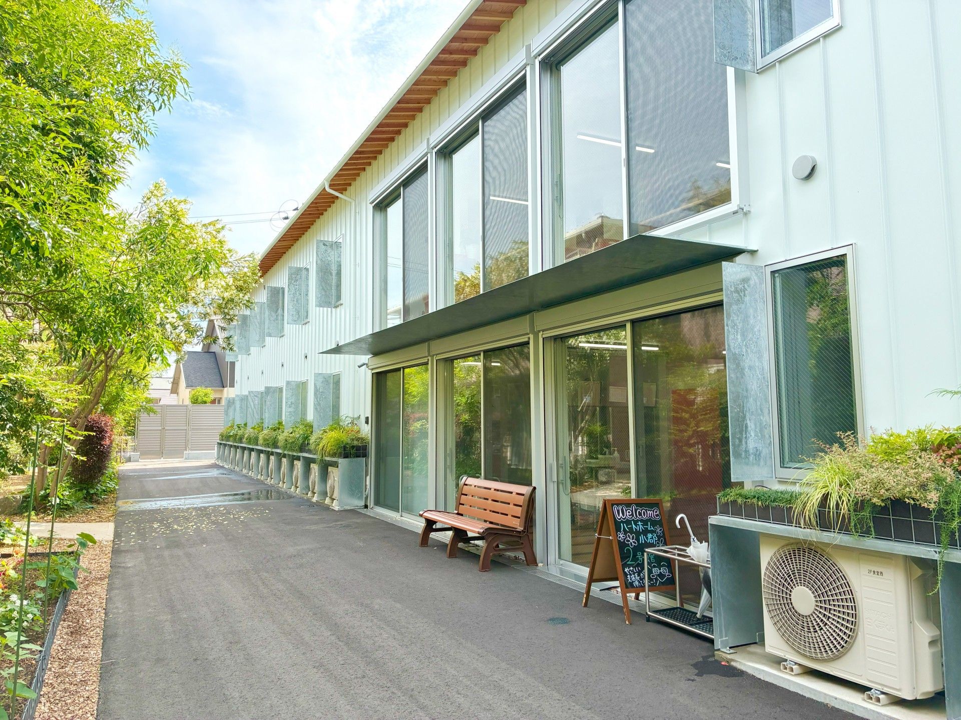 緑に囲まれた建物の外観